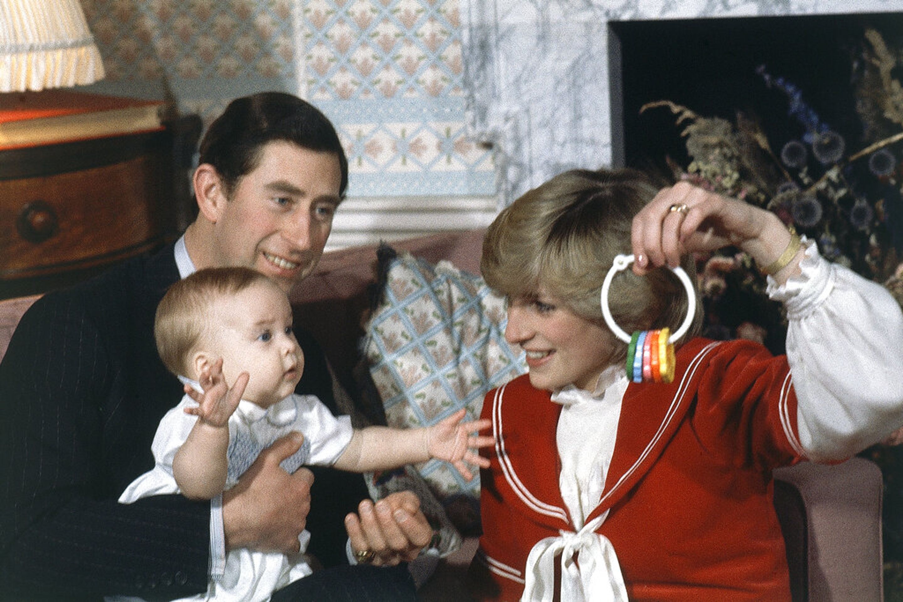 Princezna Diana a tehdy princ Charles s princem Williamem, 1982 - Královská rodina (22/23)