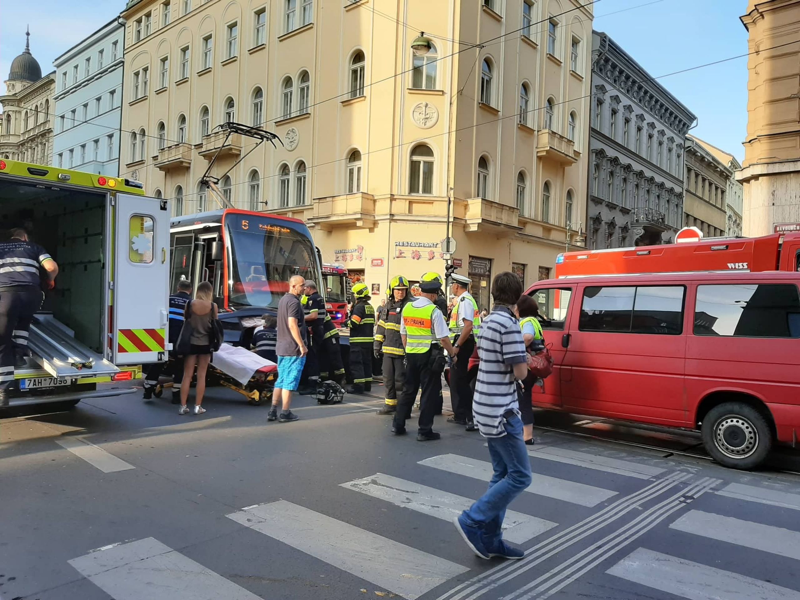 Kolaps tramvají v Praze - 4 - GALERIE: Srážka auta a tramvaje (6/6)