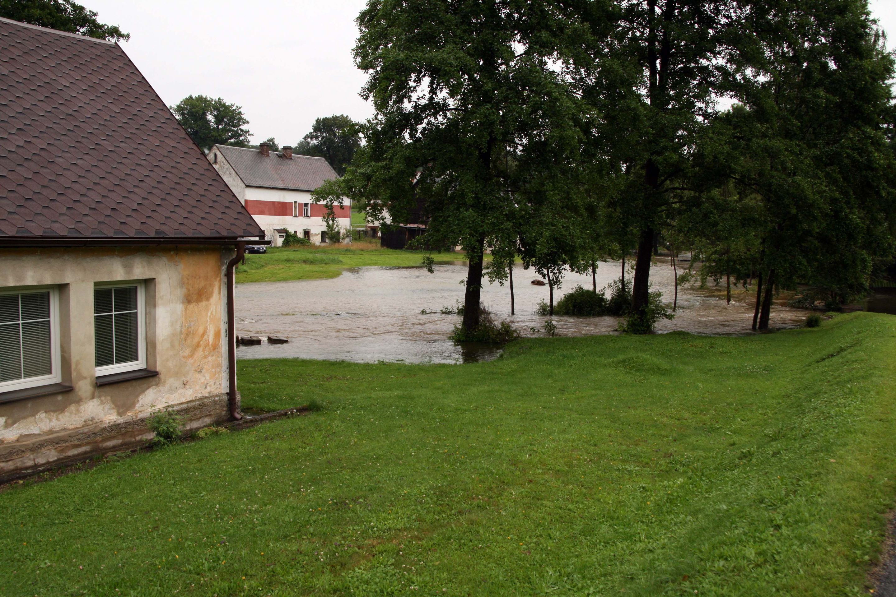 Povodně v Mníšku u Liberce - 20 - galerie: Mníšek u Liberce - záplavy (4/22)
