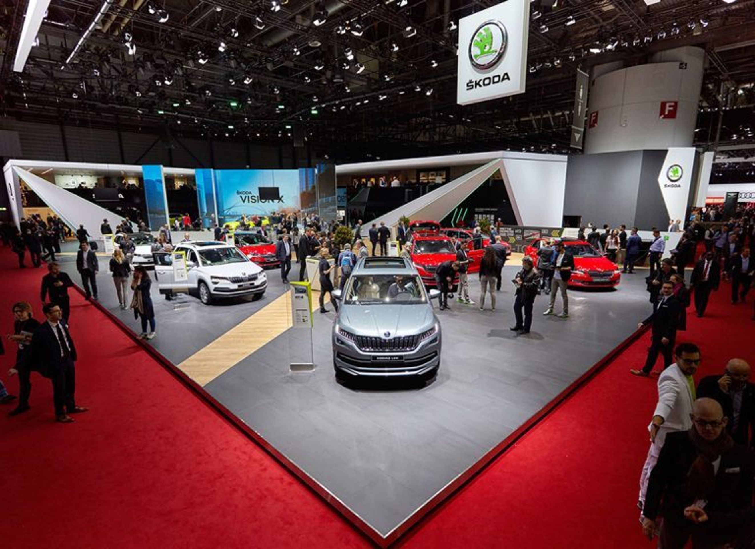 Celkový pohled na expozici Škody s dalšími modely - Fotogalerie: Škoda Vision X (11/13)