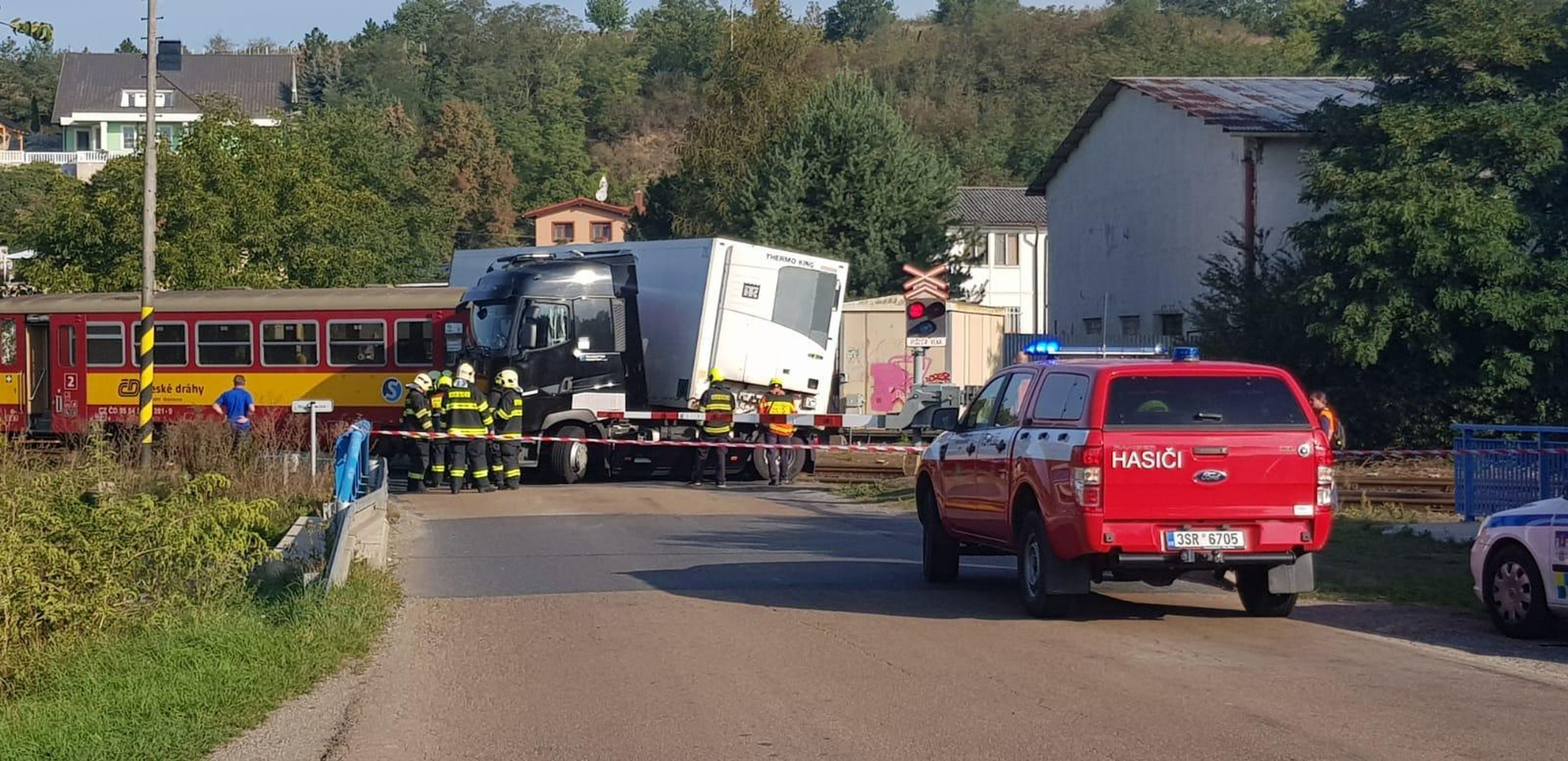 Střet nákladního auta a osobního vlaku na přejezdu na okraji Kralup nad Vltavo - 2 - GALERIE: Střet nákladního auta a osobního vlaku na přejezdu na okraji Kralup nad Vltavou (2/5)
