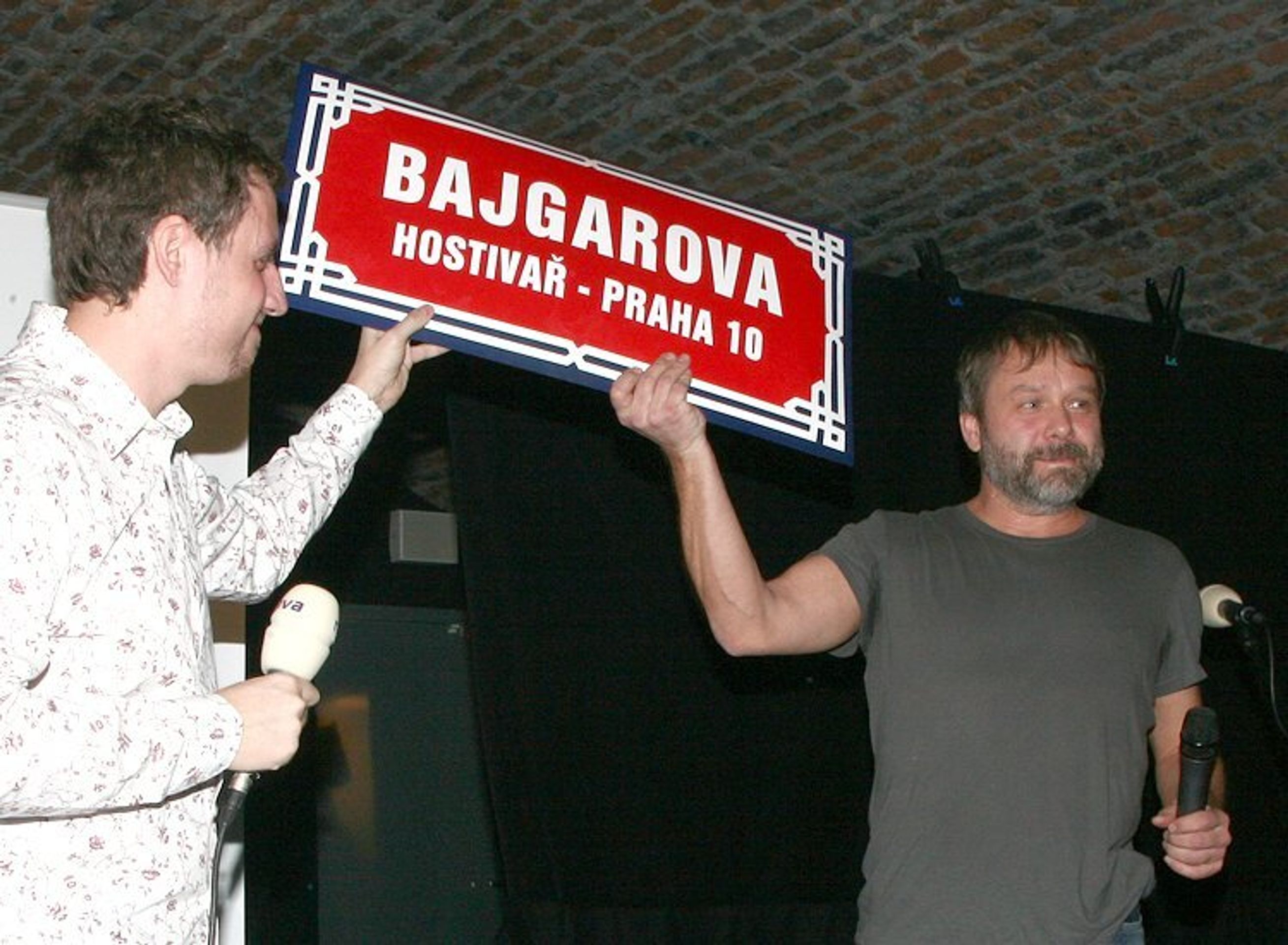 Novoroční večírek Ulice - Michal Reitler (vlevo) a Radek Bajgar. - Herci seriálu Ulice to umí pěkně rozjet (1/5)