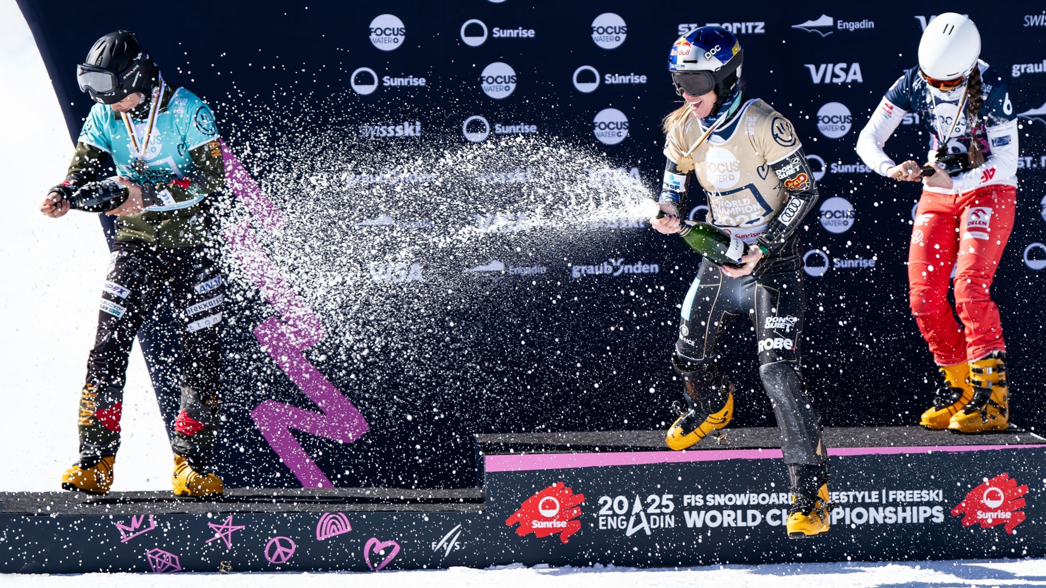 Ester Ledecká (uprostřed) a tradiční oslava se šampaňským - Ester Ledecká získala zlato na MS ve snowboardu (1/5)