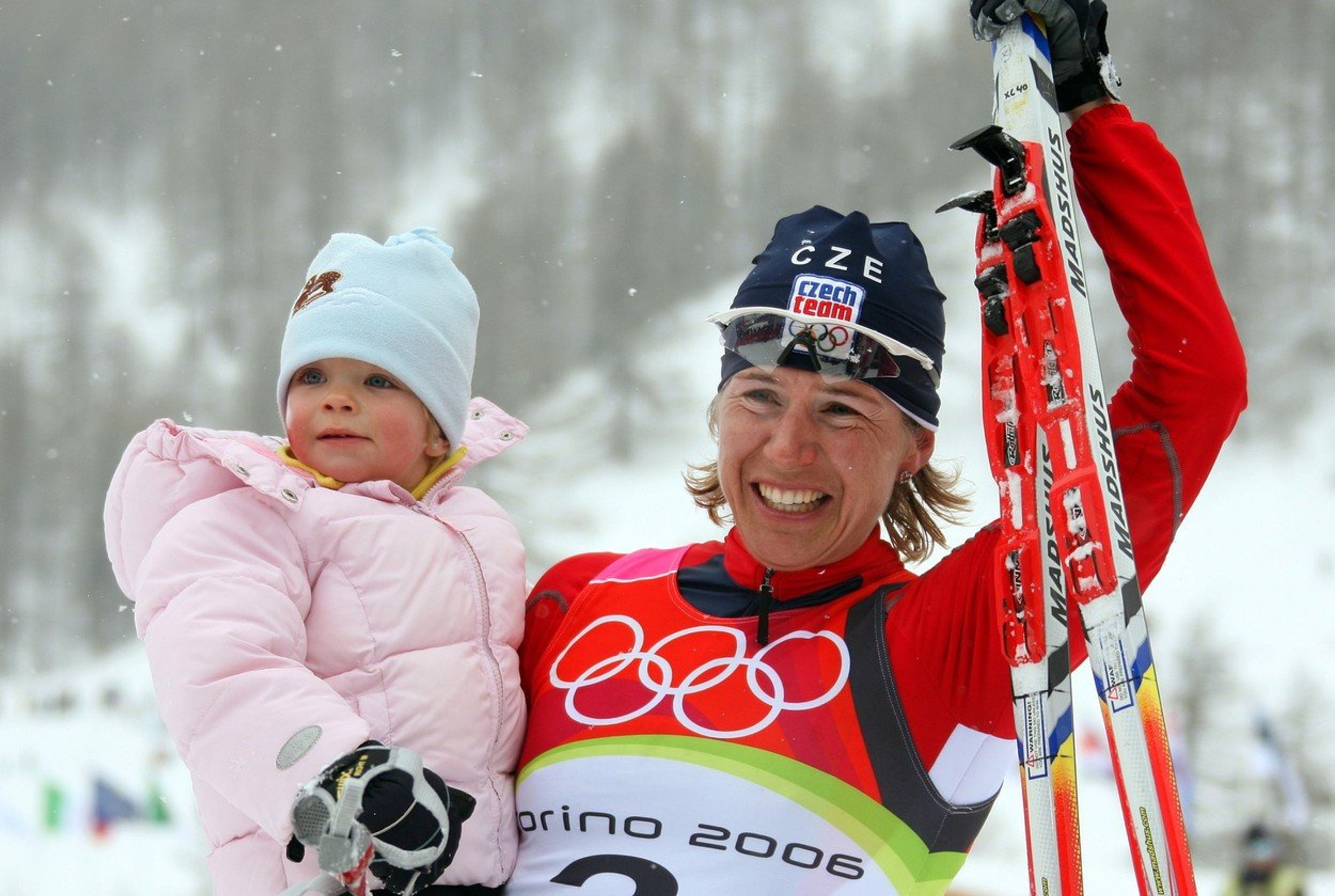 Kateřina Neumannová na olympiádě v Turíně - Kateřina Neumannová s dcerou Lucií (4/4)