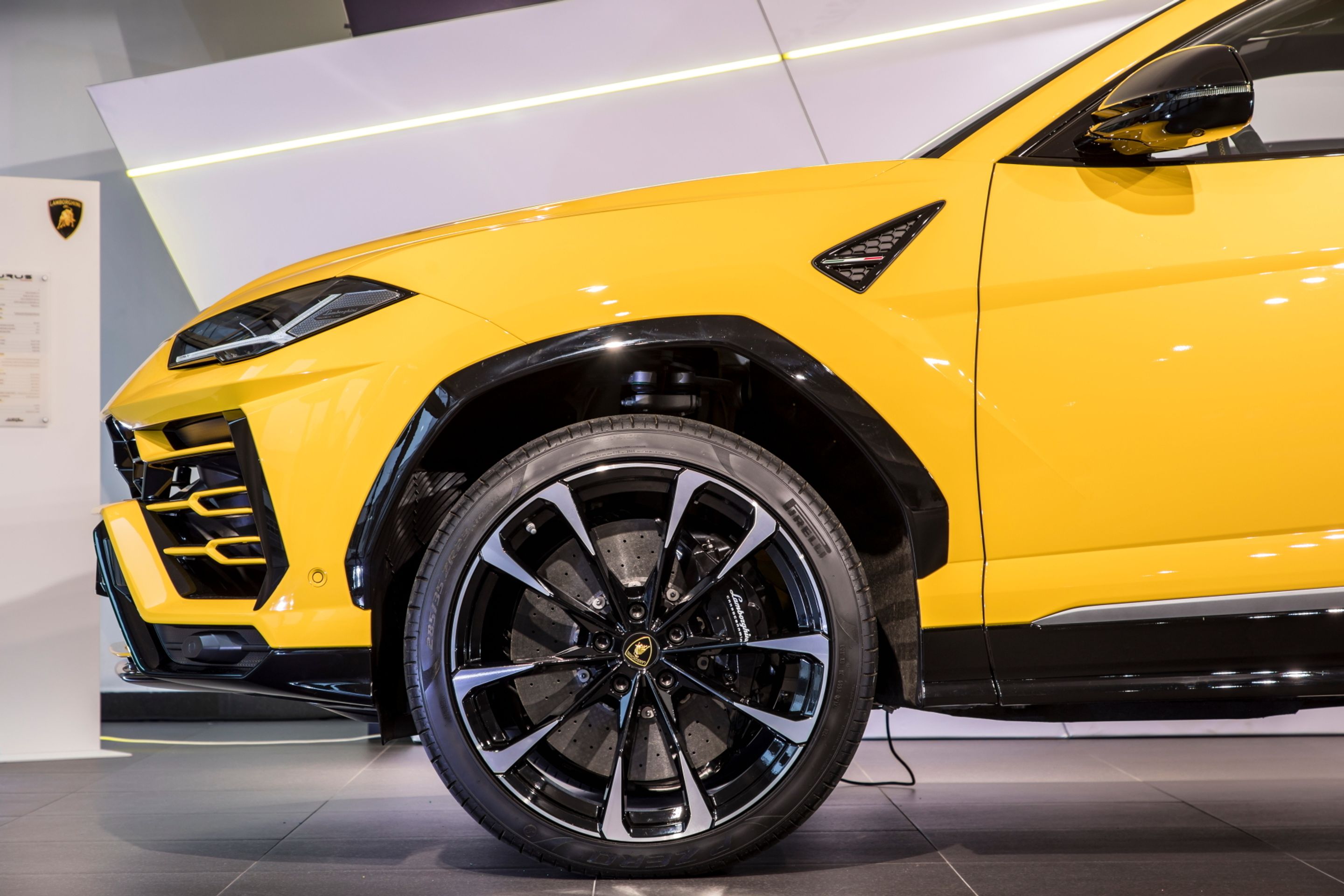 Lamborghini Urus - 5 - Fotogalerie: Nejdrsnější SUV Lamborghini Urus (2/30)
