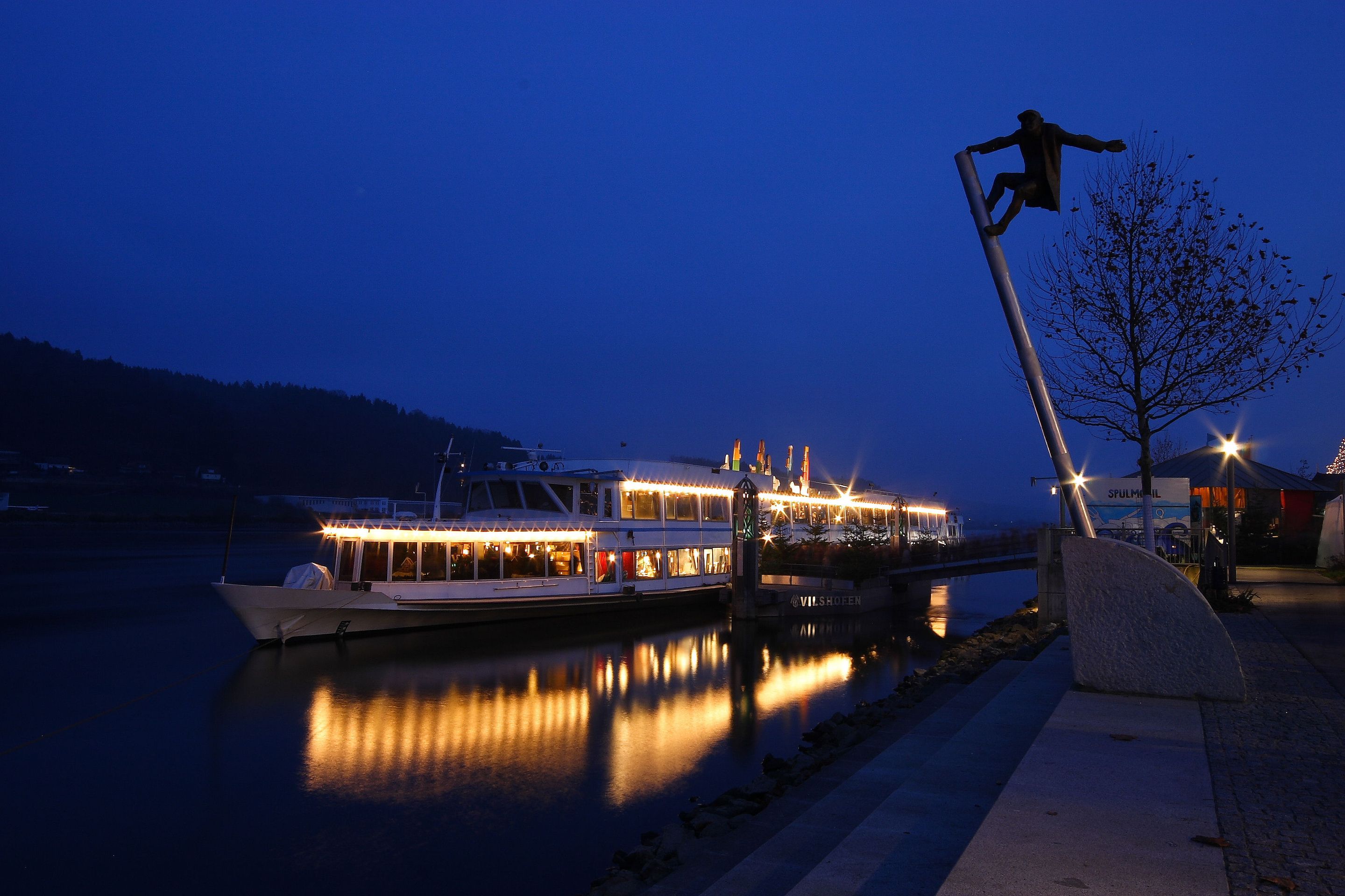 Nejzajímavější vánoční trhy v Evropě - Plovoucí adventní trhy – Vilshofen an der Donau, Německo - GALERIE: Nejzajímavější vánoční trhy v Evropě (2/22)