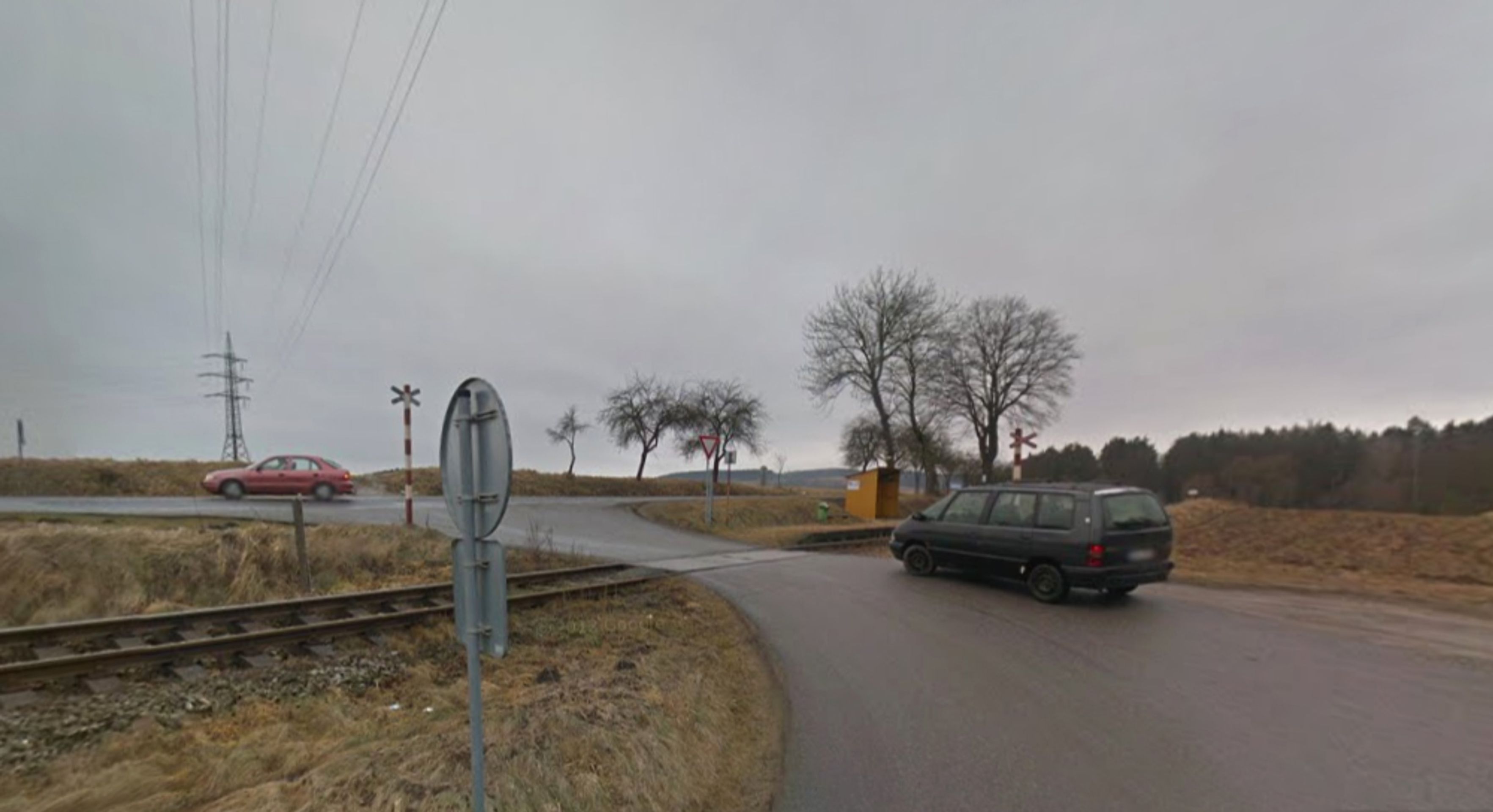 Nebezpečné přejezdy: P 1339, Strakonice - Březnice, Jihočeský kraj - přejezd bez světel, ŘEŠENÍ: se závorami. DŮVOD: Nepřehledné křížení MK od obce Bezdědovice na silnici II. 173 - GALERIE: Nebezpečné přejezdy - Jihočeský kraj (8/18)