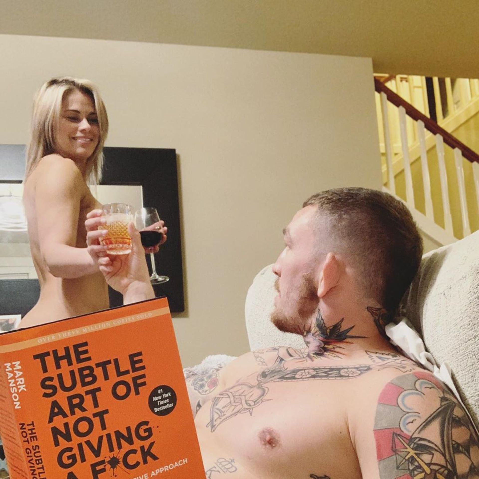 UFC zápasnice VanZant si užívá domácí pohody - GALERIE: UFC zápasnice Paige VanZant pózuje se svým přítelem (5/9)