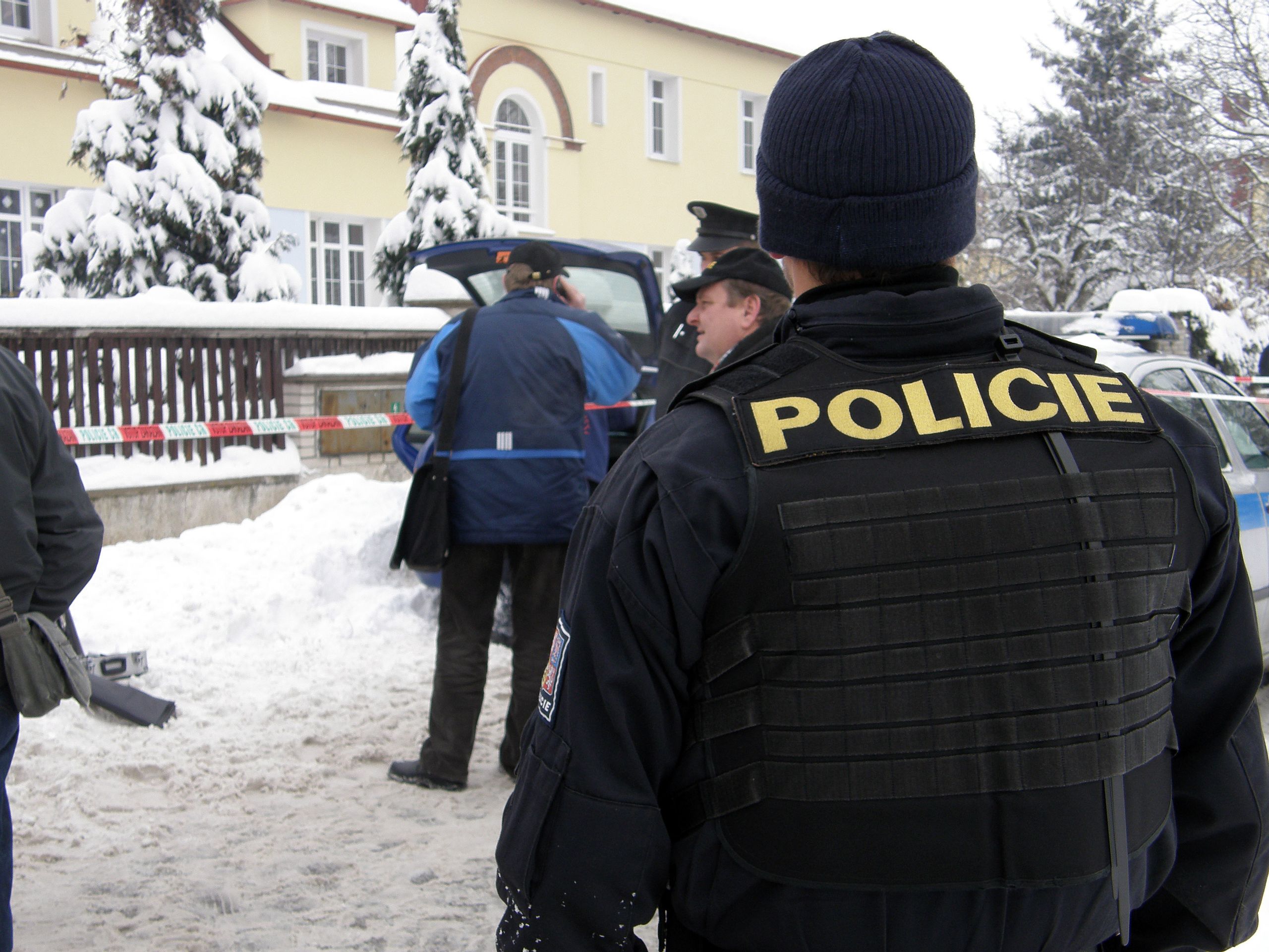 Policisté našli v kufru spoutaného právníka-2 - GALERIE: v Praze unesli právníka, pak s ním bourali (1/4)