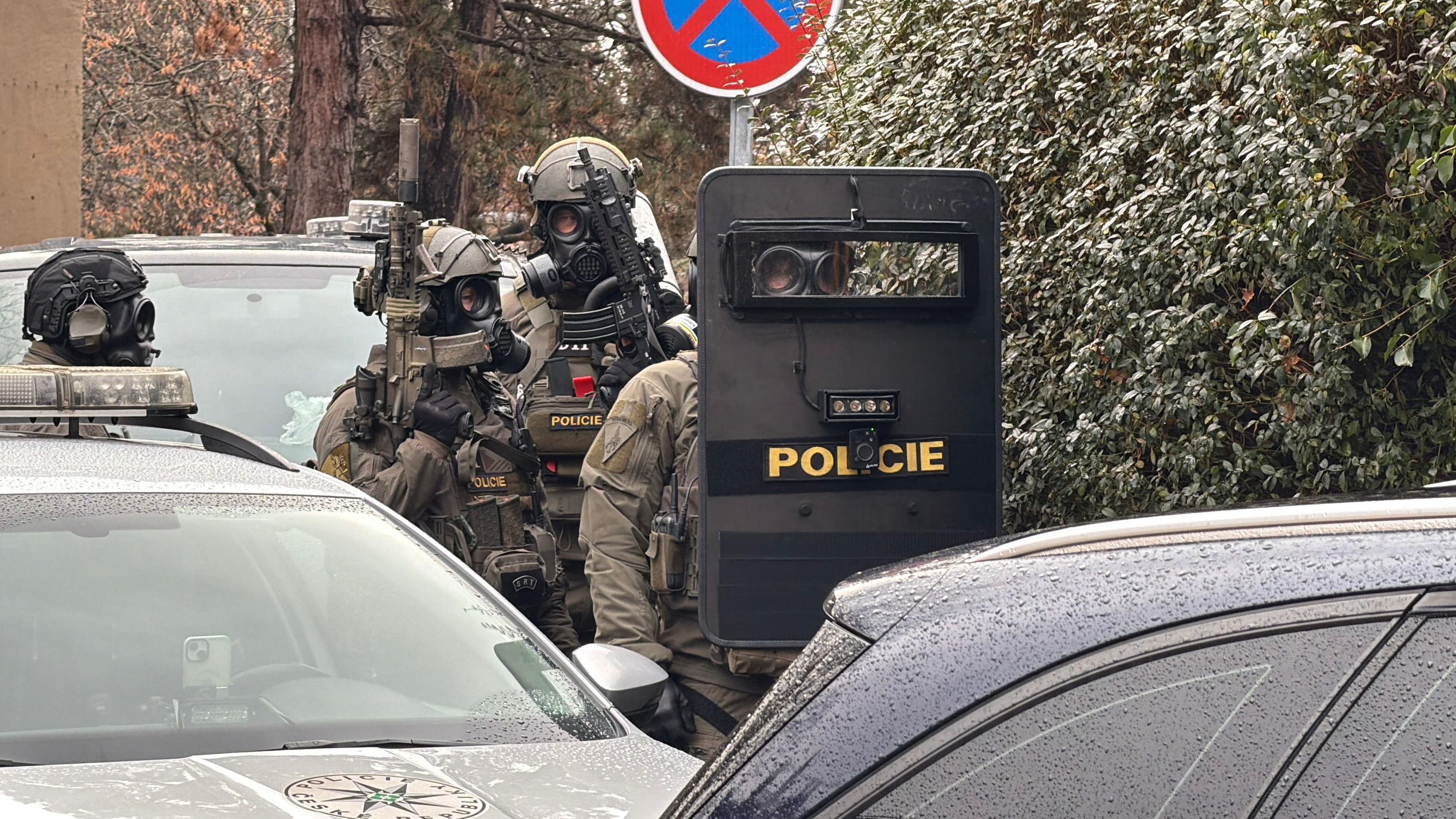 Zabarikádovaný muž v Malešicích - Zabarikádovaný muž v Malešicích (9/11)