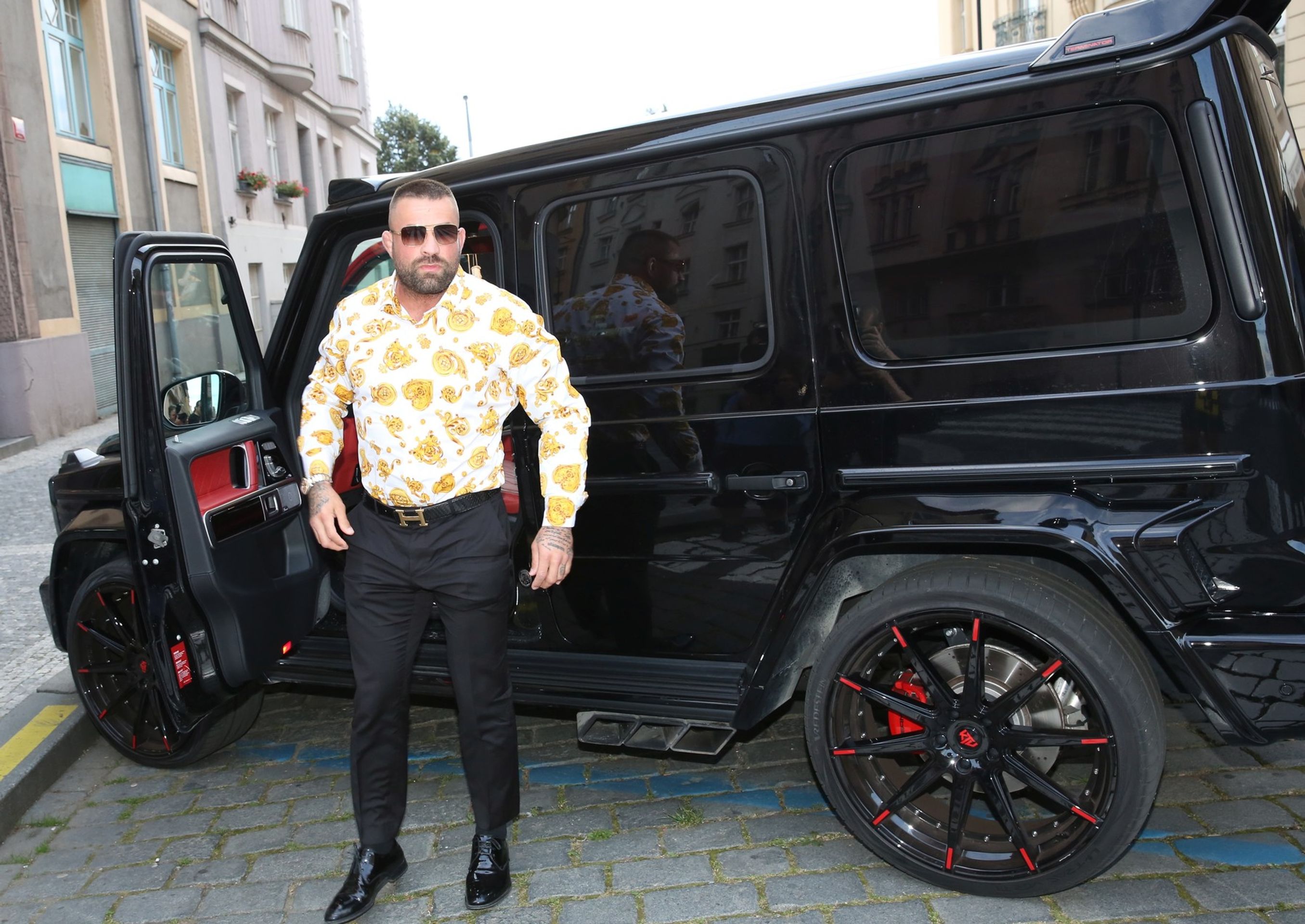 Karlos Vémola se svým Mercedesem - Auta známých osobností (9/21)