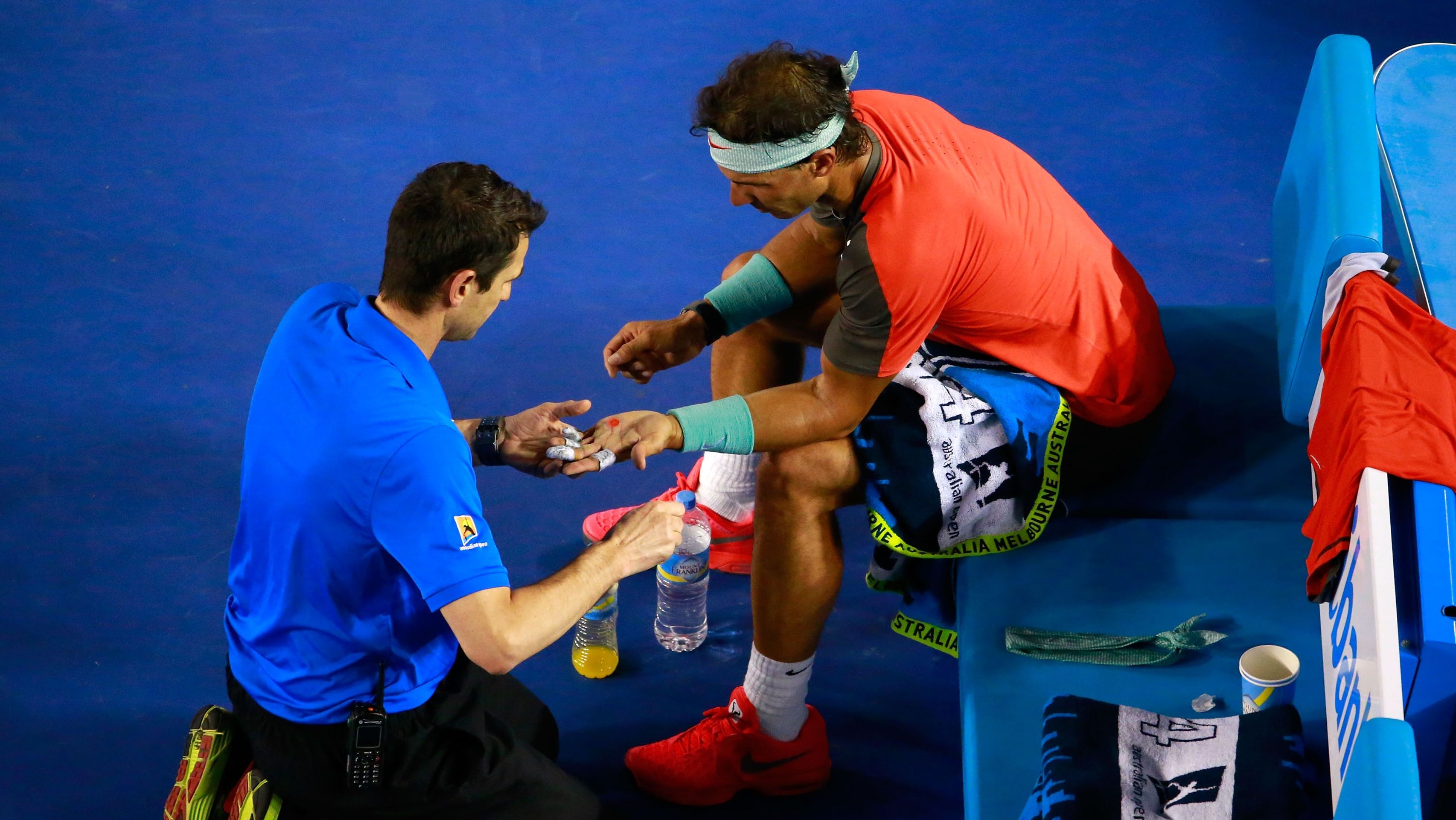 Nadal si nechává ošetřovat prasklý puchýř - GALERIE: Rafael Nadal postoupil do finále i se zkrvavenou dlaní (4/8)