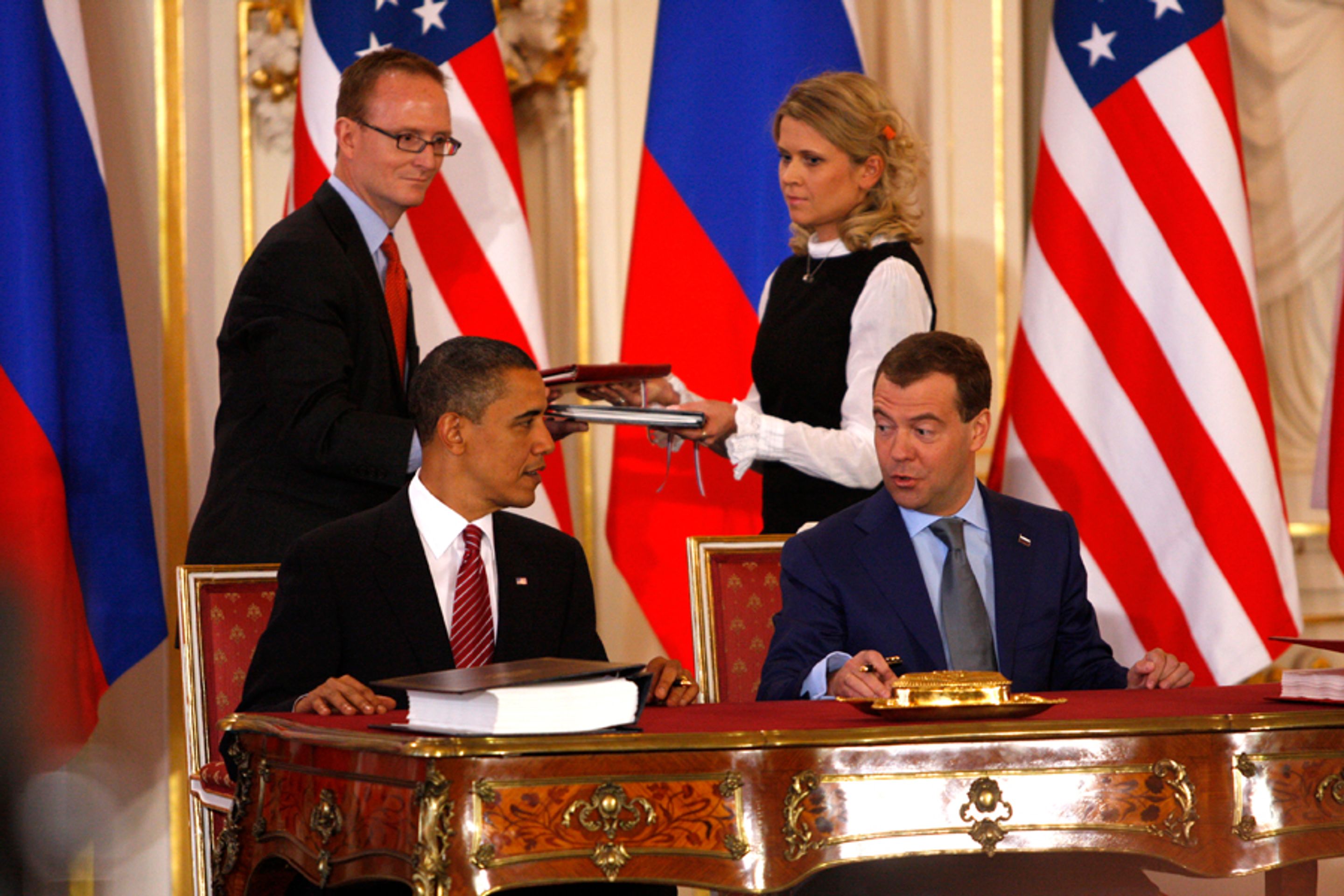Obama a Medveděv-11 - GALERIE: Obama a Medveděv podepisují smlouvu o odzbrojení (16/26)