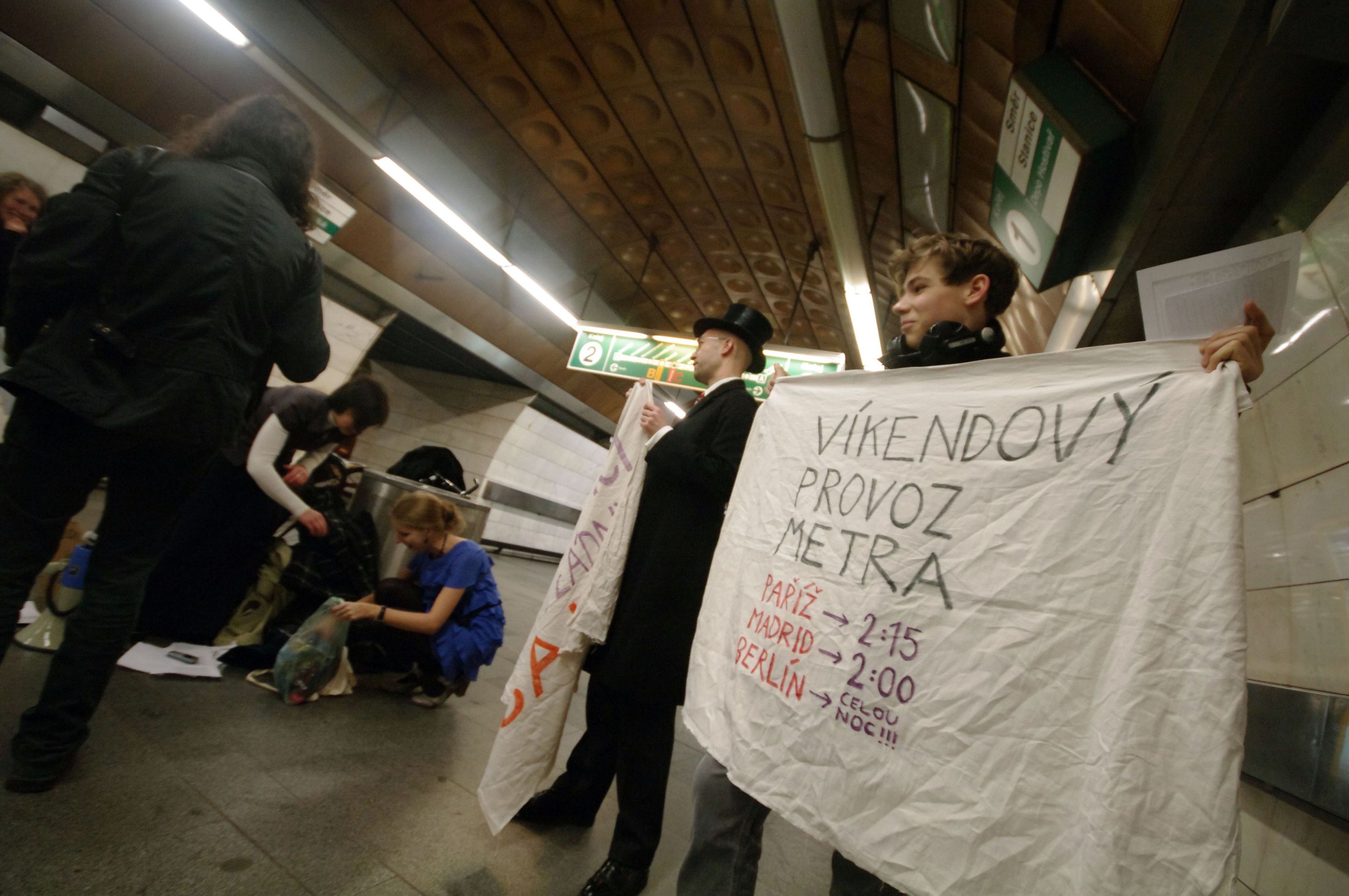 Rozloučení s prodlouženým provozem metra - 6 - Happening s názvem Rozloučení s posledním nočním metrem (6/6)
