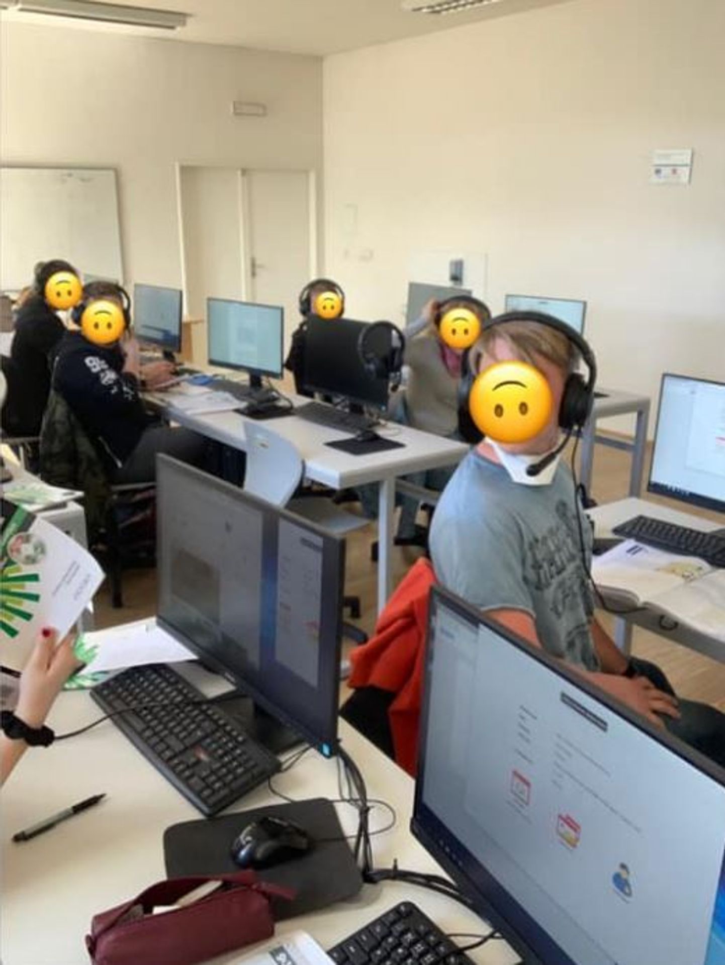 Studenti v rouškách ve třídách - 1 - GALERIE: Studenti v rouškách ve třídách (1/4)