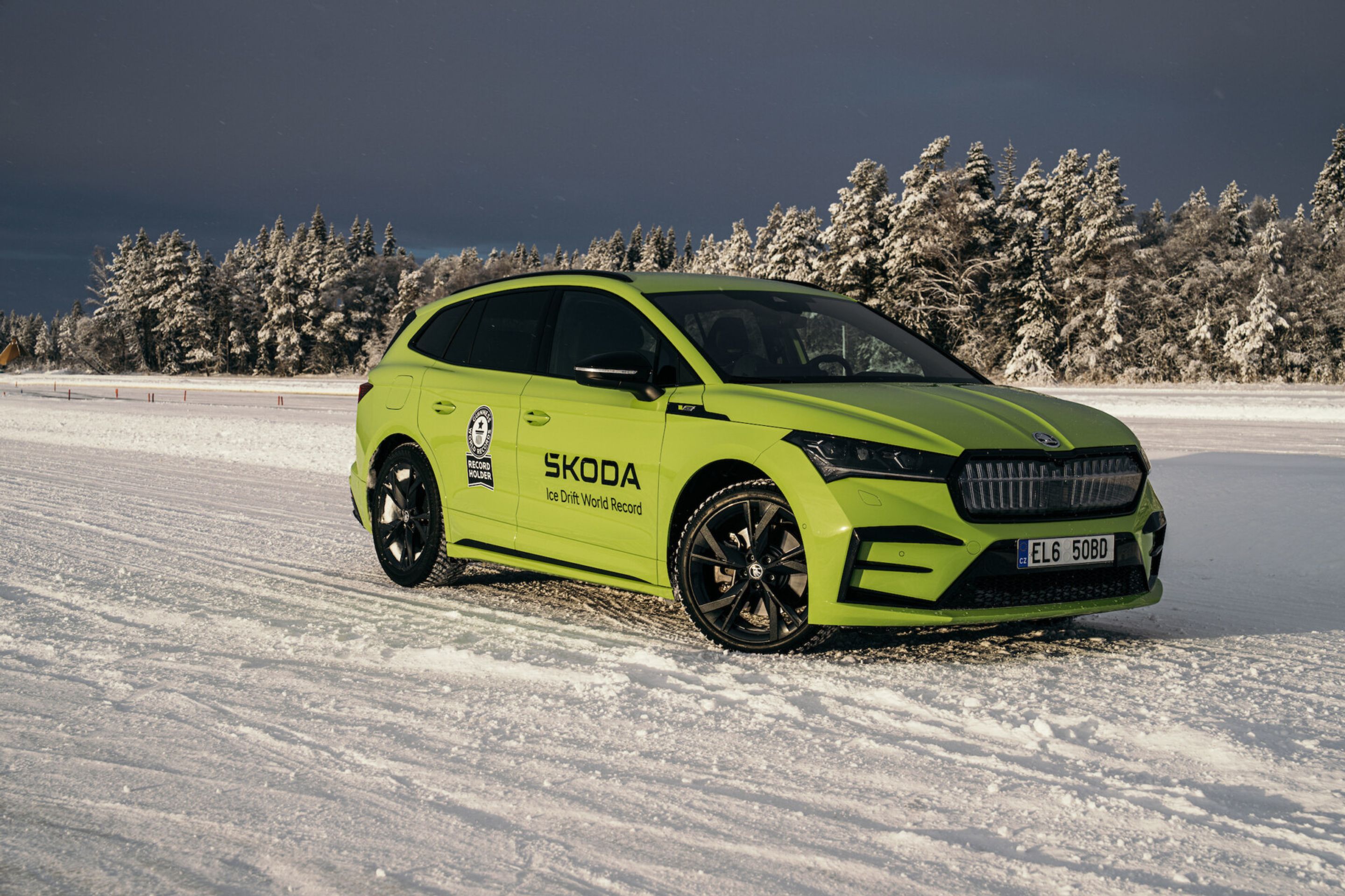 Škoda Enyaq RS iV pokořila dva světové rekordy - Škoda Enyaq RS iV pokořila driftem na ledě dva světové rekordy (9/10)