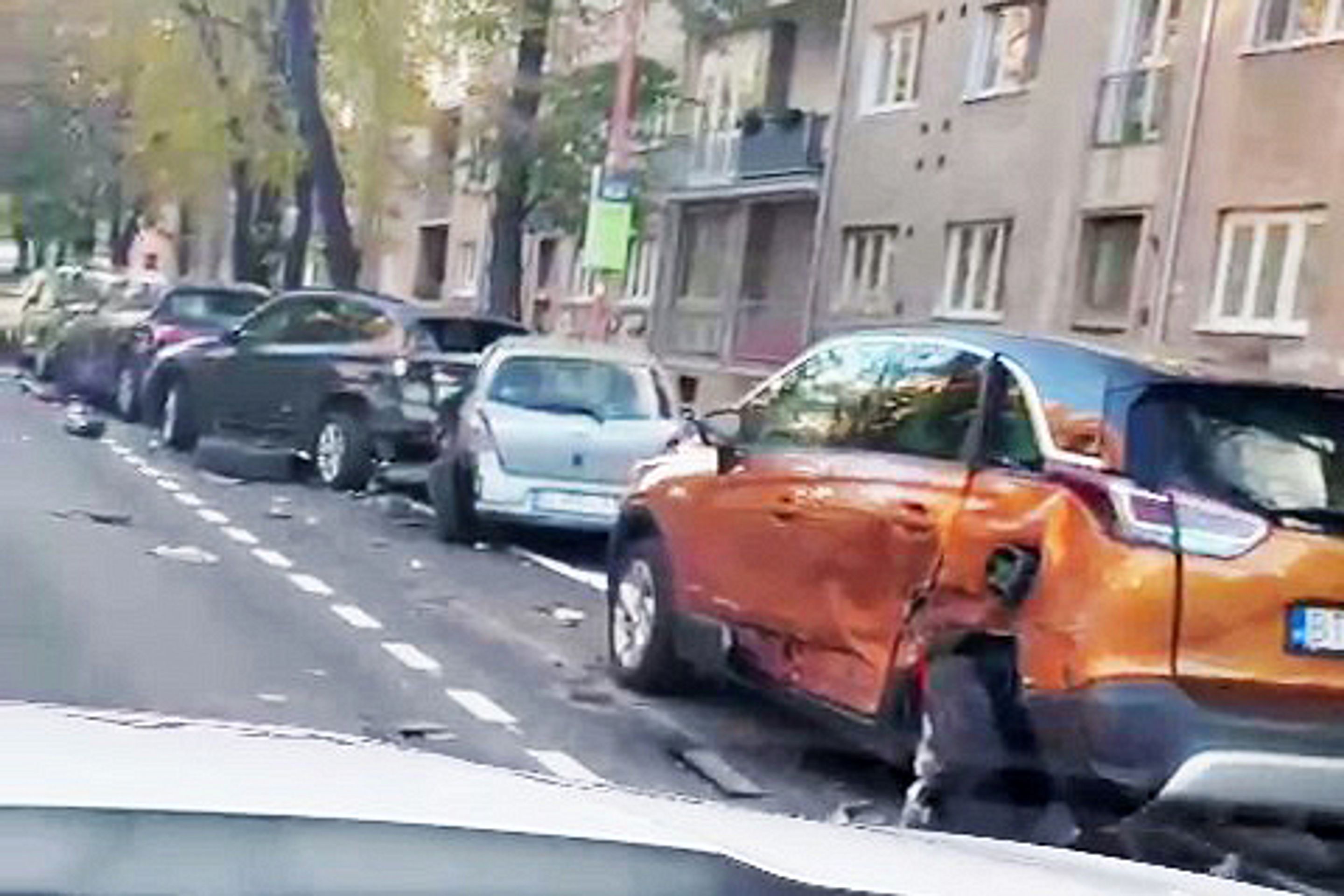 Opilý řidič v Bratislavě zničil několik aut - Výsledky šílené jízdy opilého řidiče po Bratislavě (2/5)