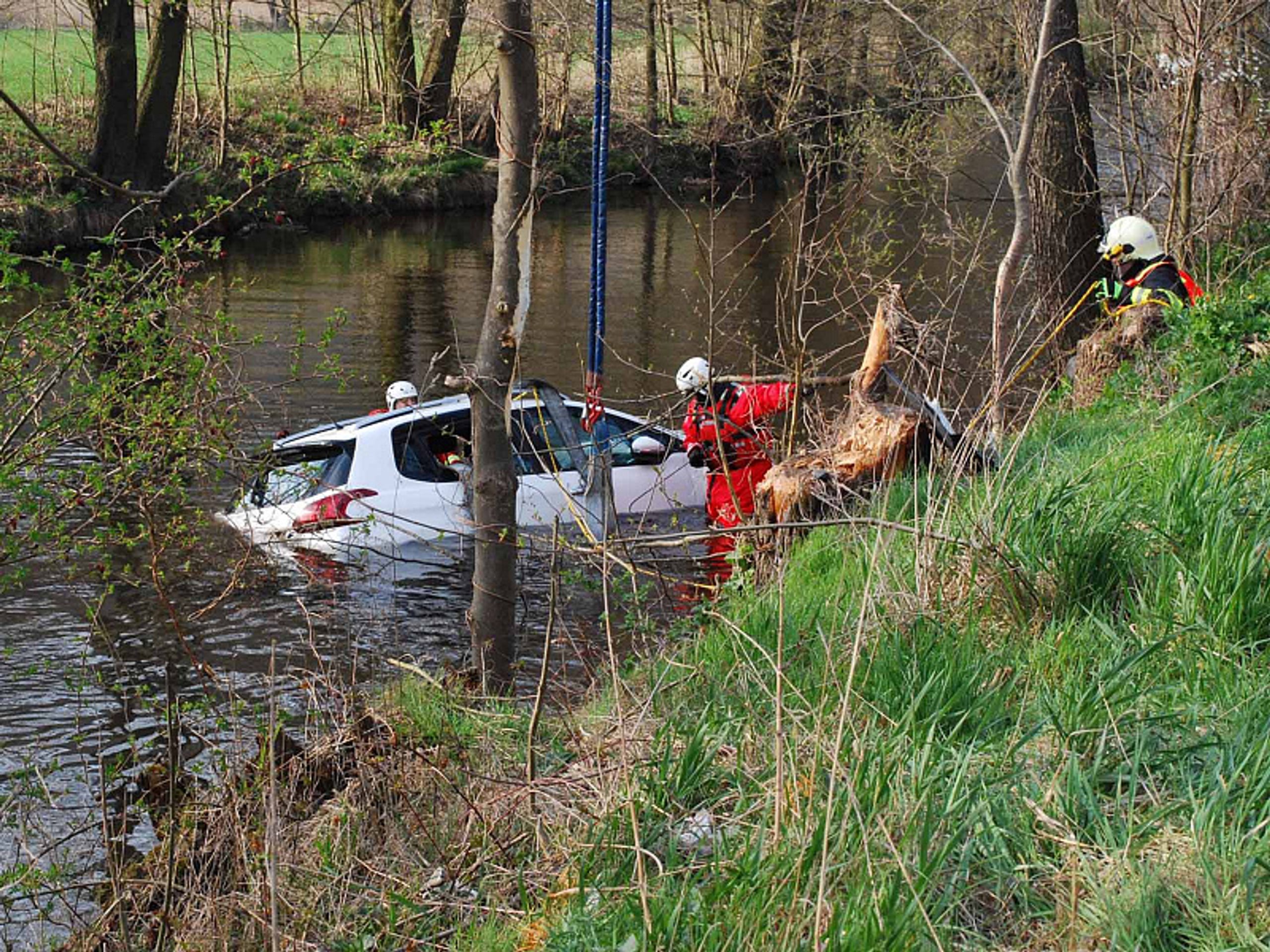 Tragická nehoda na Brněnsku - GALERIE: Auto skončilo v řece, páru už nebylo pomoci (1/4)
