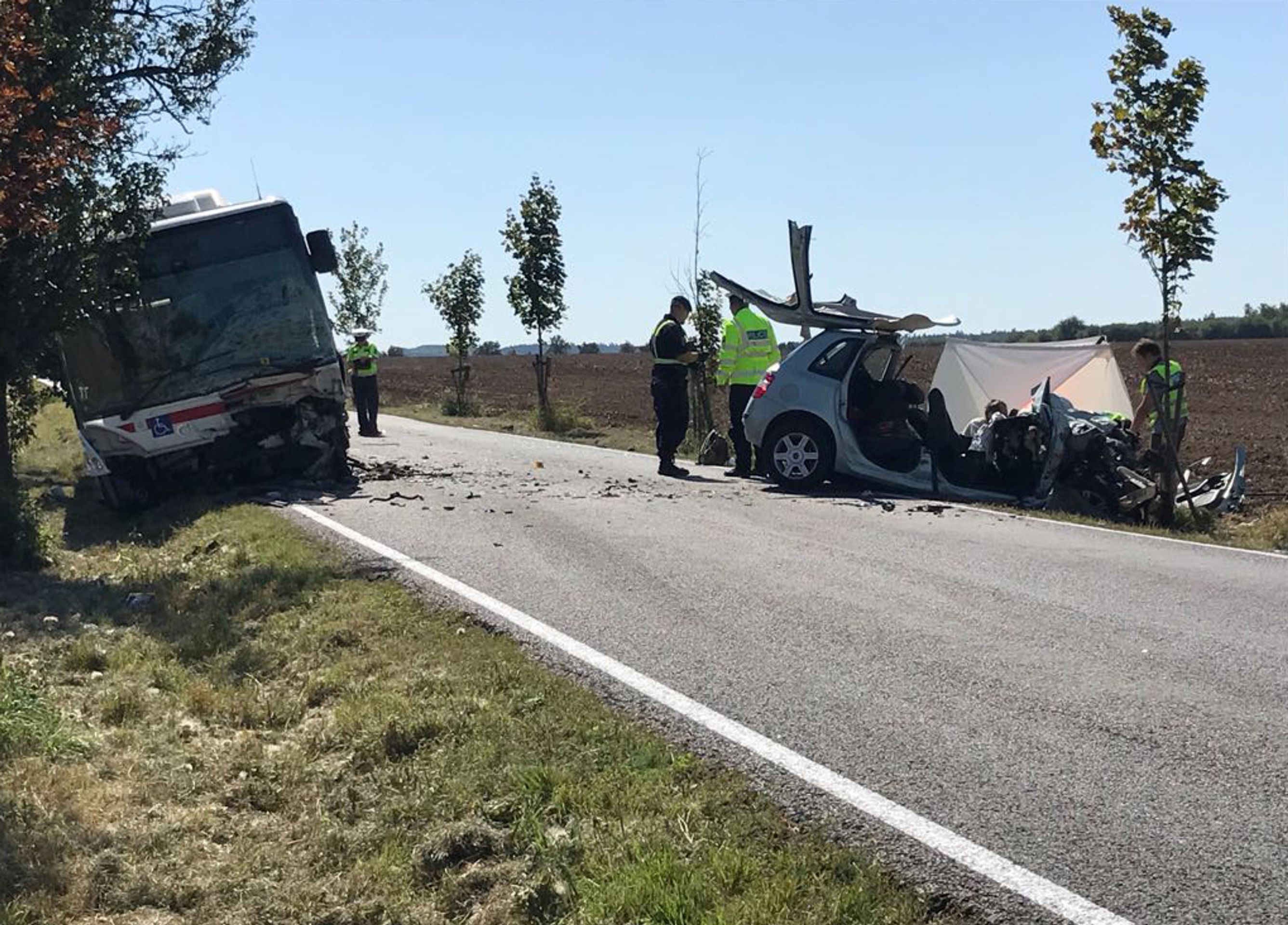 Nehoda linkového autobusu a osobního auta u Prahy - 6 - GALERIE: Nehoda linkového autobusu a osobního auta u Prahy (6/6)