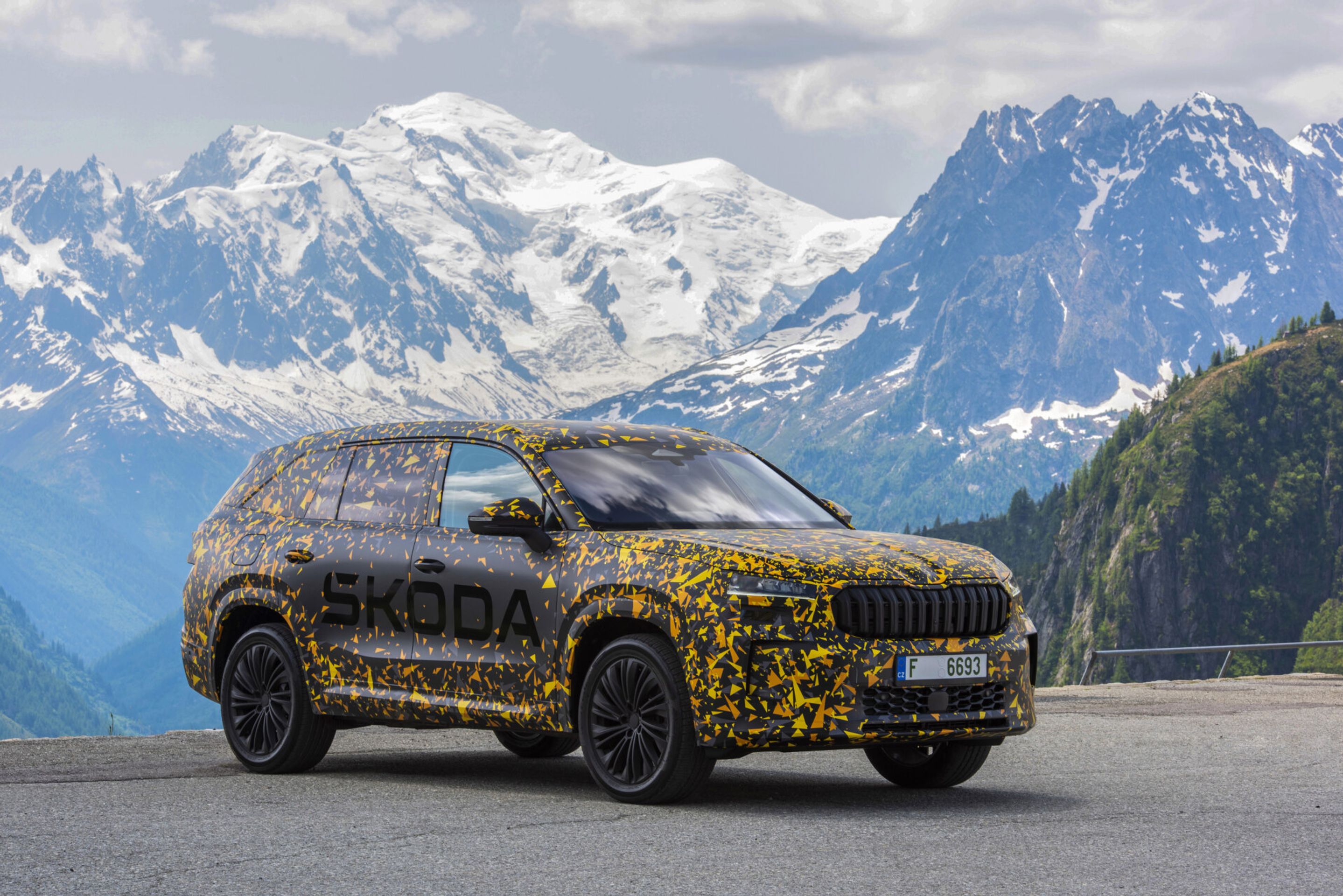 Druhá generace Škody Kodiaq pod maskováním - Druhá generace Škody Kodiaq na skicách a pod maskováním (10/17)