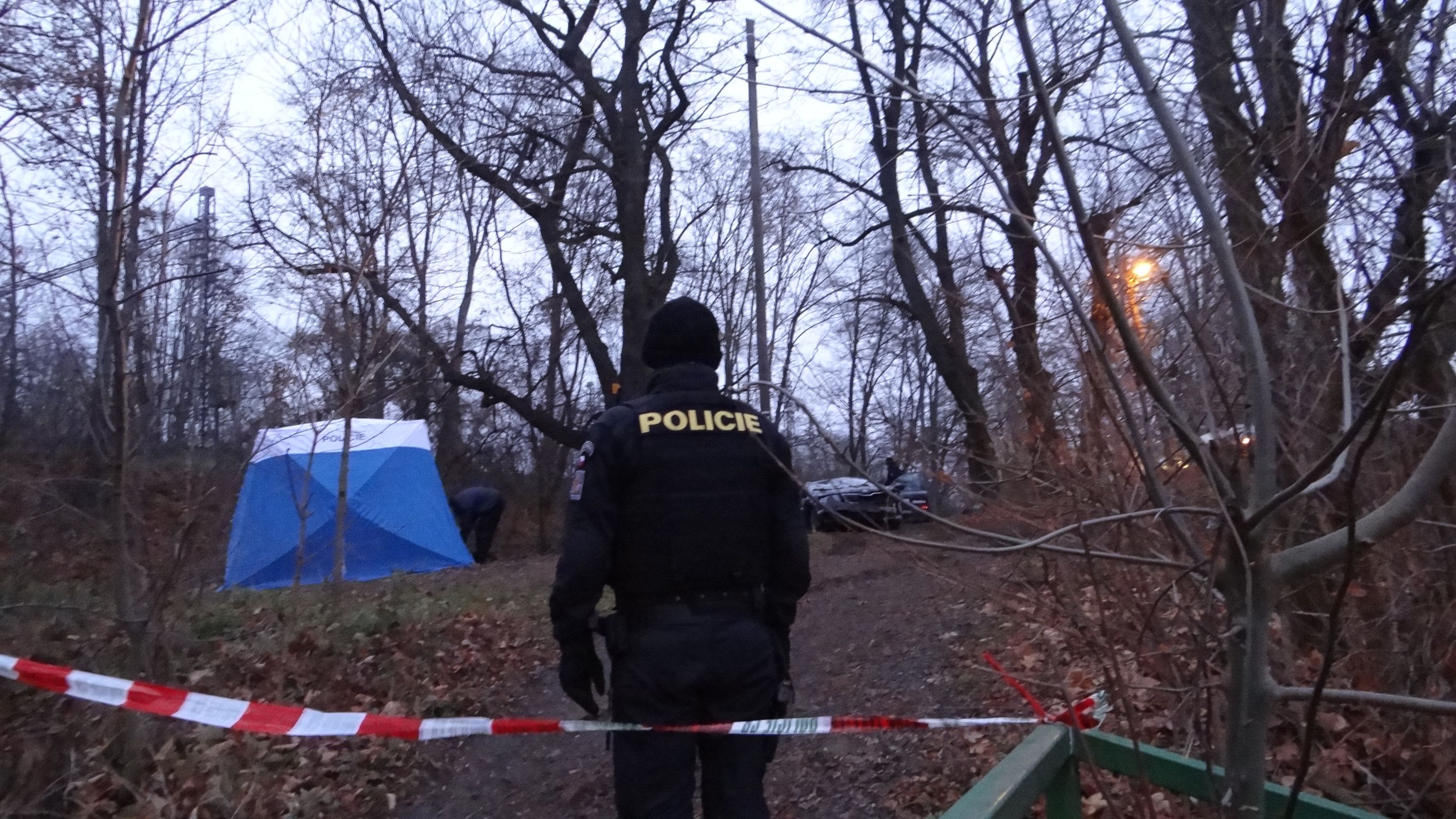 Hasiči vytáhli auto jeřábem, tělo ohledal koroner v policejním stanu - GALERIE: Smrtelná nehoda v Úvalech u Prahy (5/5)