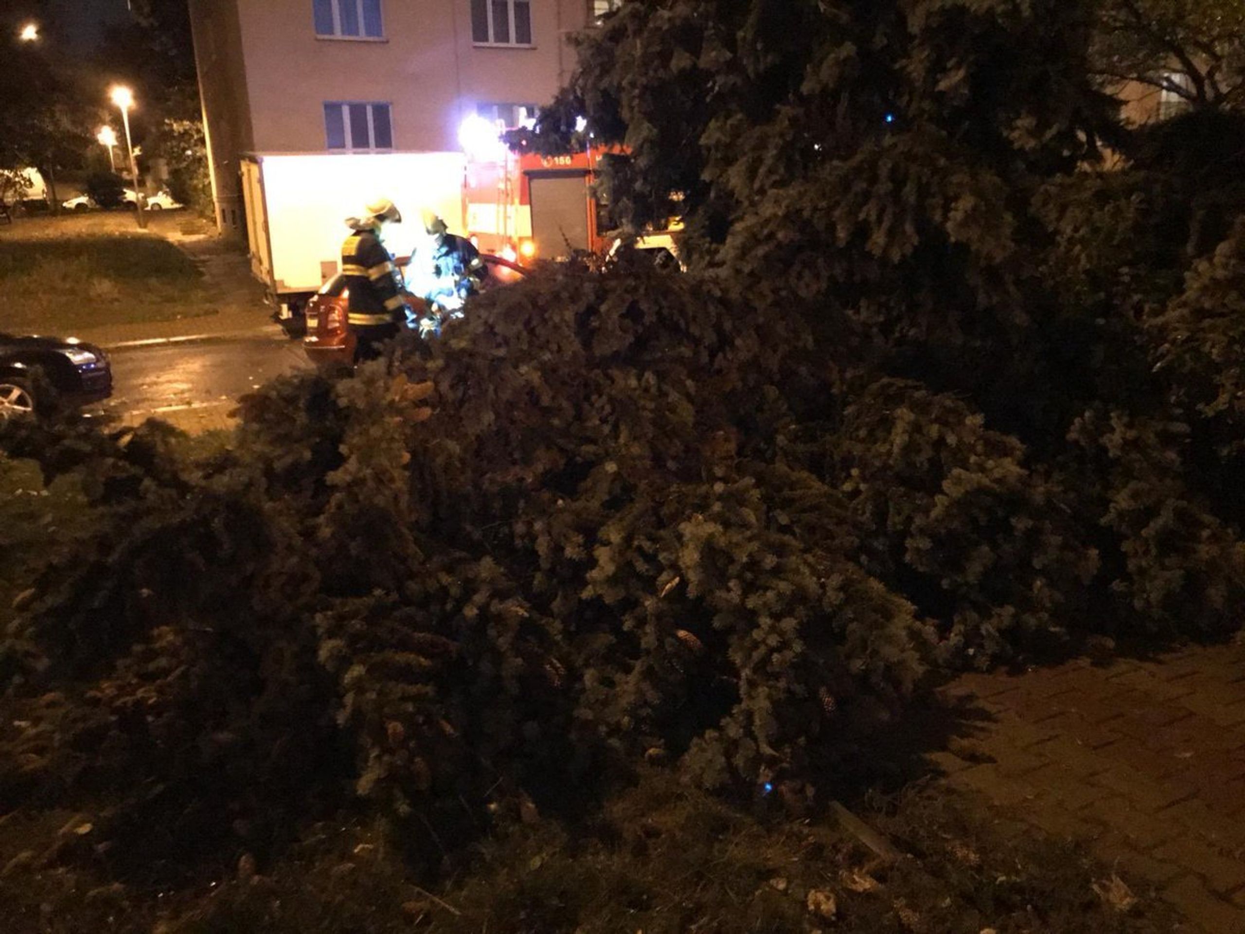 Noční zásahy hasičů kvůli silné bouři - 6 - GALERIE: Českem se prohnala bouře, hasiči měli plné ruce práce (2/7)