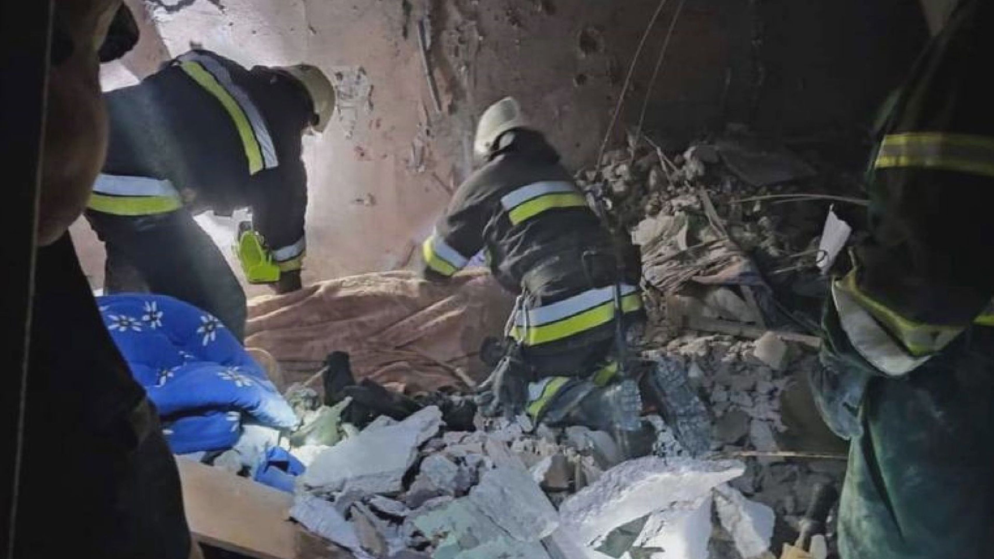 Rusové zaútočili na dům v Oděse. Obětí je nejméně 14, pod troskami zůstali lidé - Ruský útok na Oděsu (3/6)