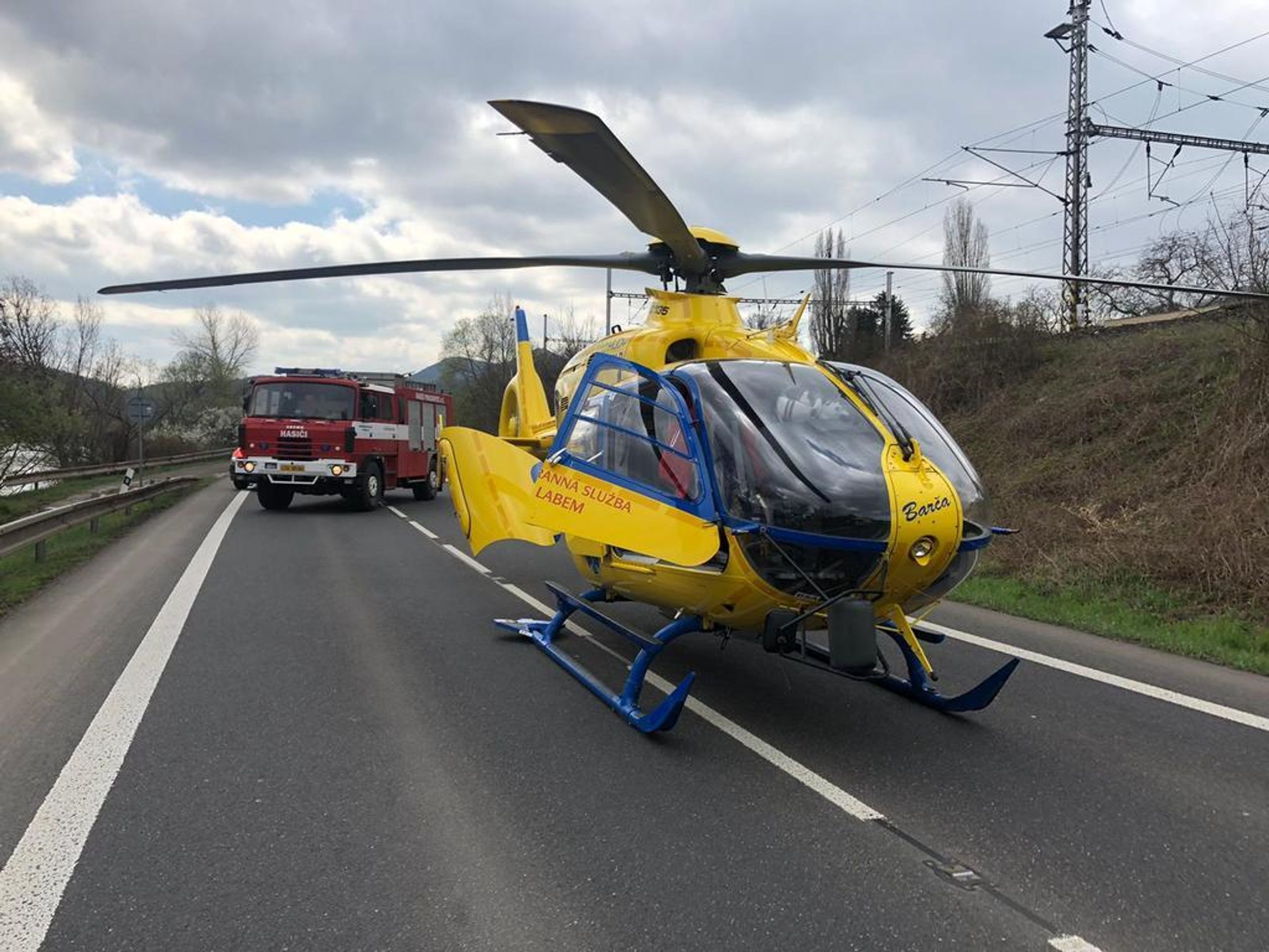 Nehoda tří osobních aut u obce Prackovice nad Labem - 3 - GALERIE: Nehoda tří osobních aut u obce Prackovice nad Labem (3/4)