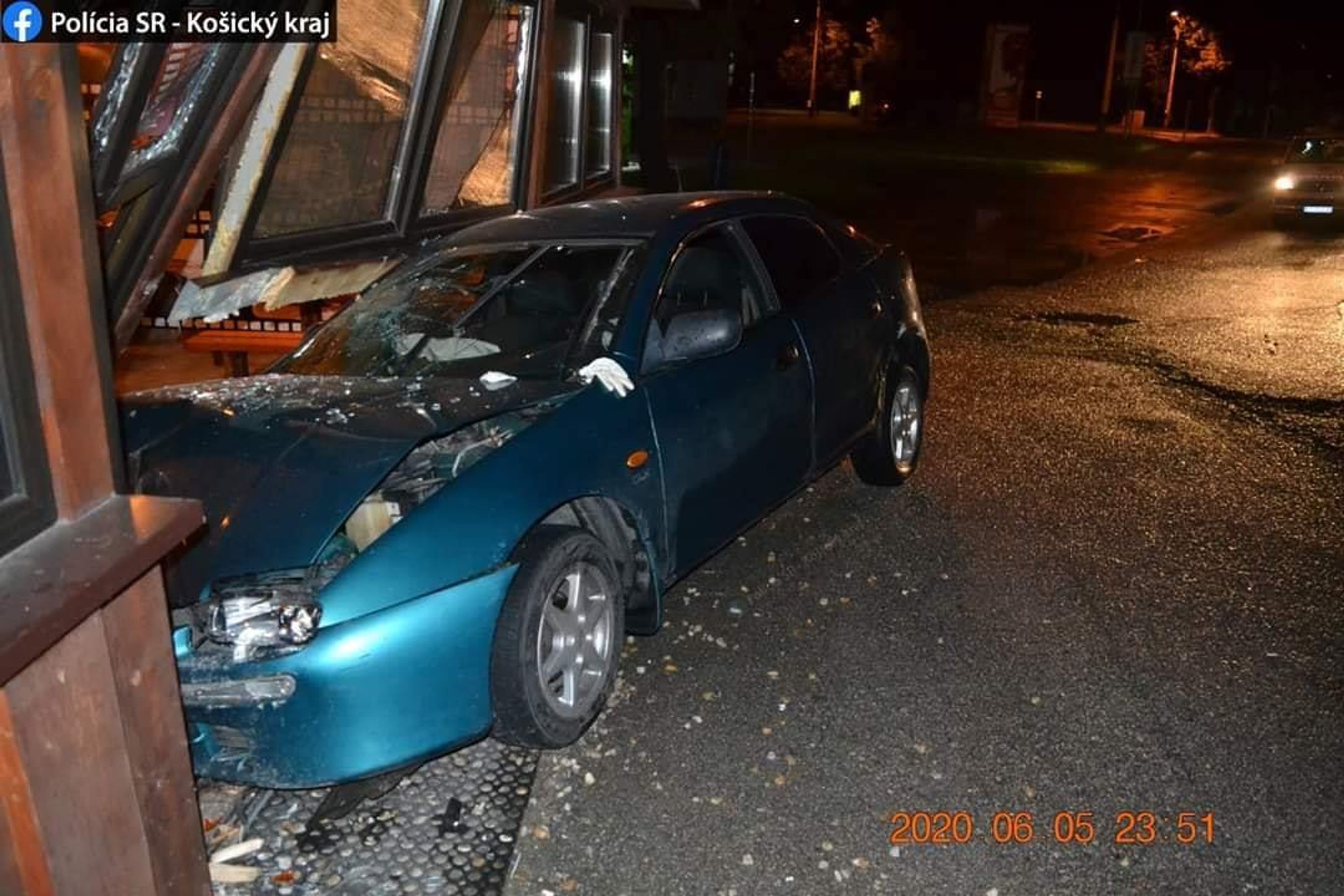 Opilý řidič v Košicích ujížděl před policisty, zdemoloval bar - 4 - GALERIE: Opilý řidič v Košicích ujížděl před policisty, zdemoloval bar (2/5)