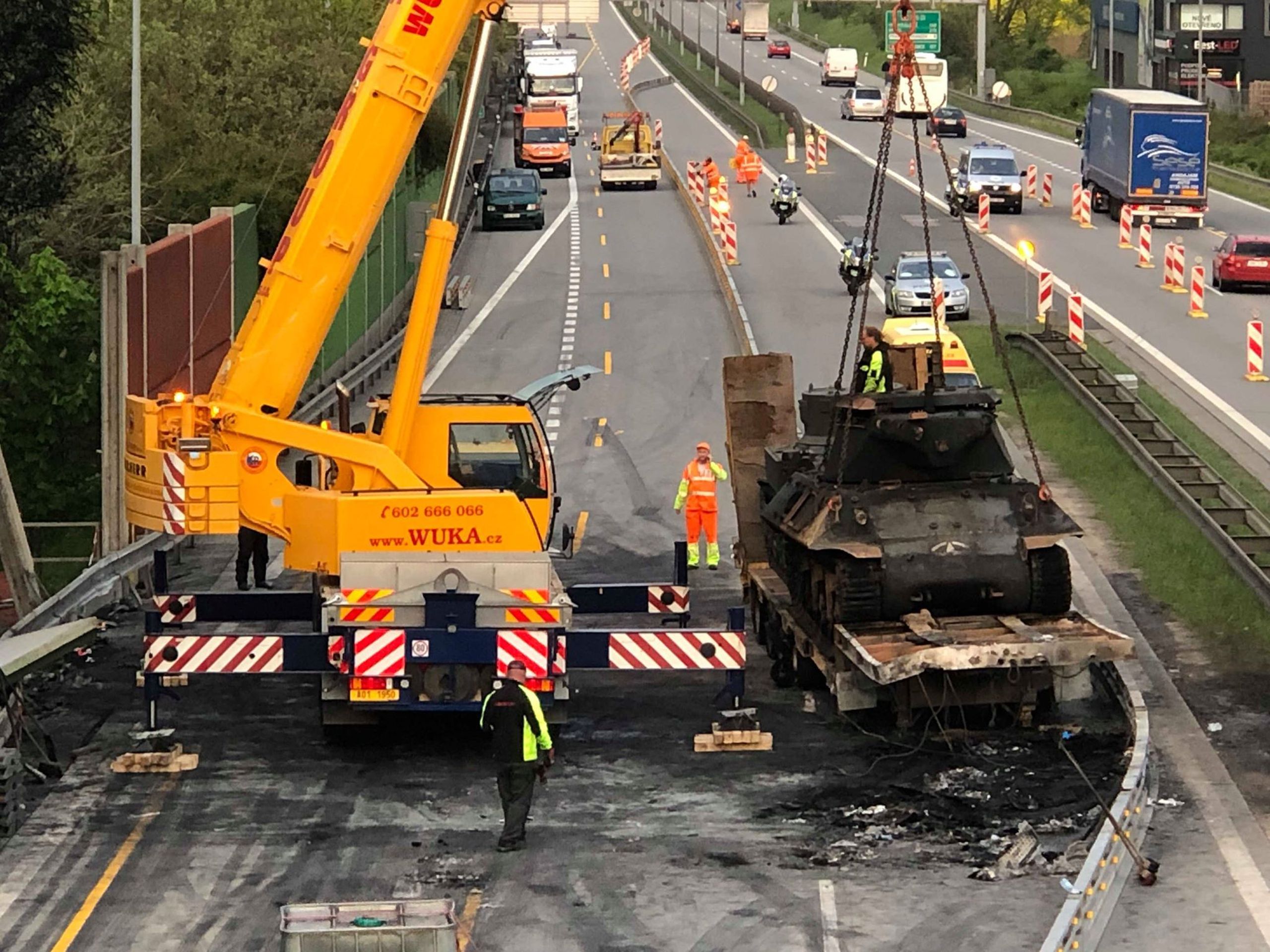 Odklízení trosek na Pražském okruhu - 2 - GALERIE: Nehoda autobusu a kamionů na pražském okruhu (30/30)
