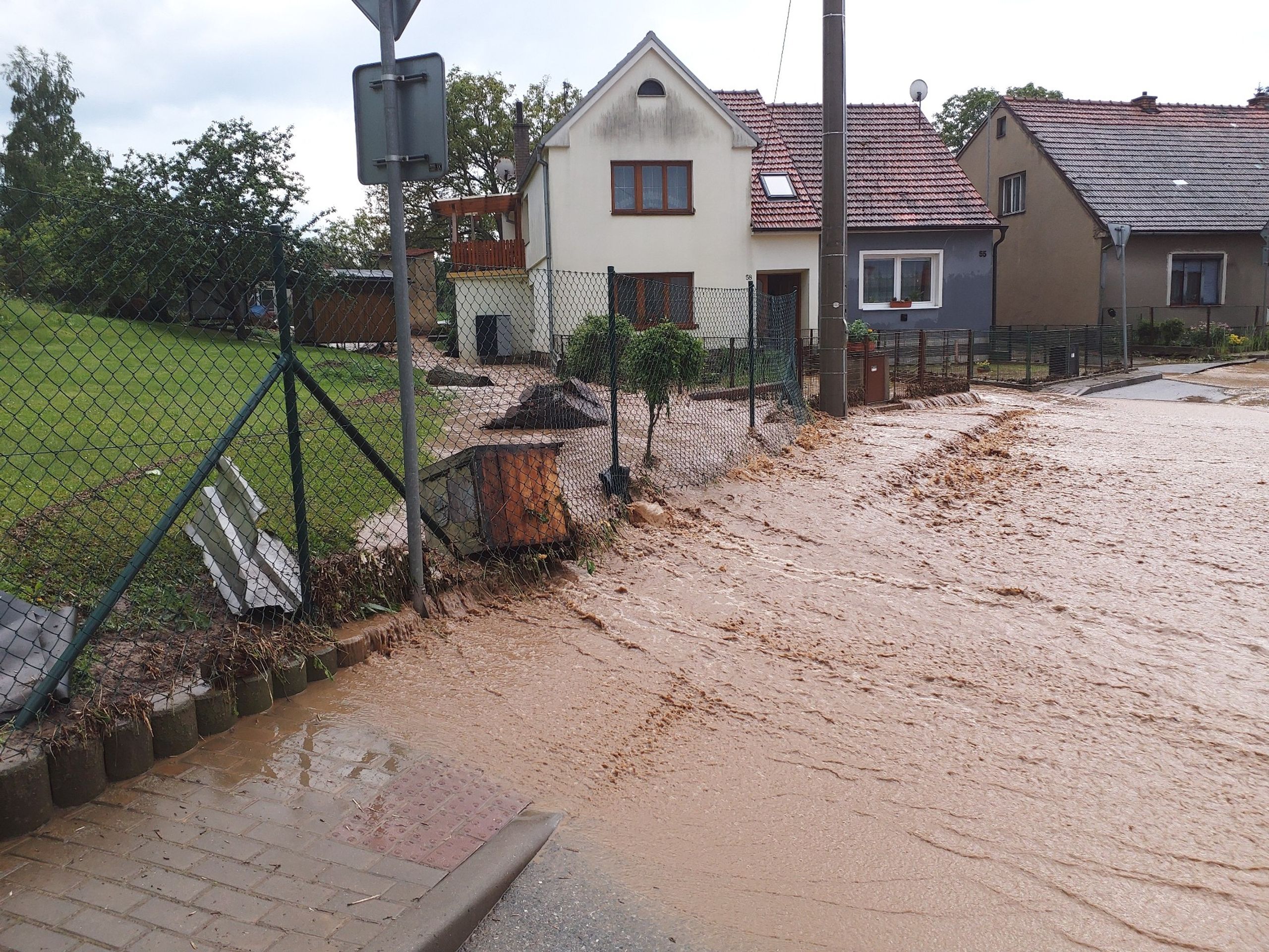 Zaplavená obec Brťov-Jeneč na Blanensku HZS Jihomoravského kraje (1) - Česko trápí nepřízeň počasí (17/20)