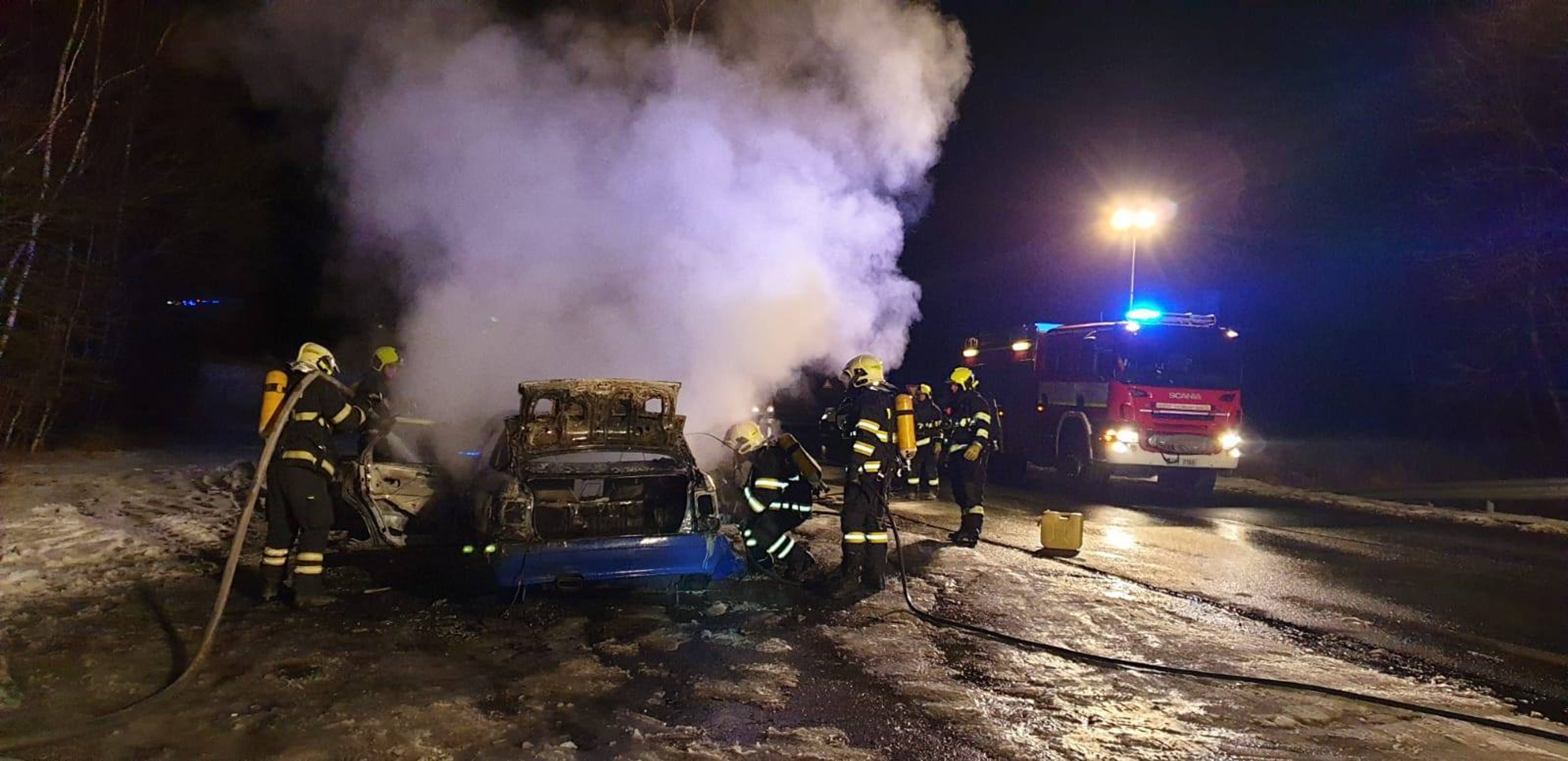 Požár auta u Karlových Varů - 11 - GALERIE: Požár osobního auta u Karlových Varů (11/12)