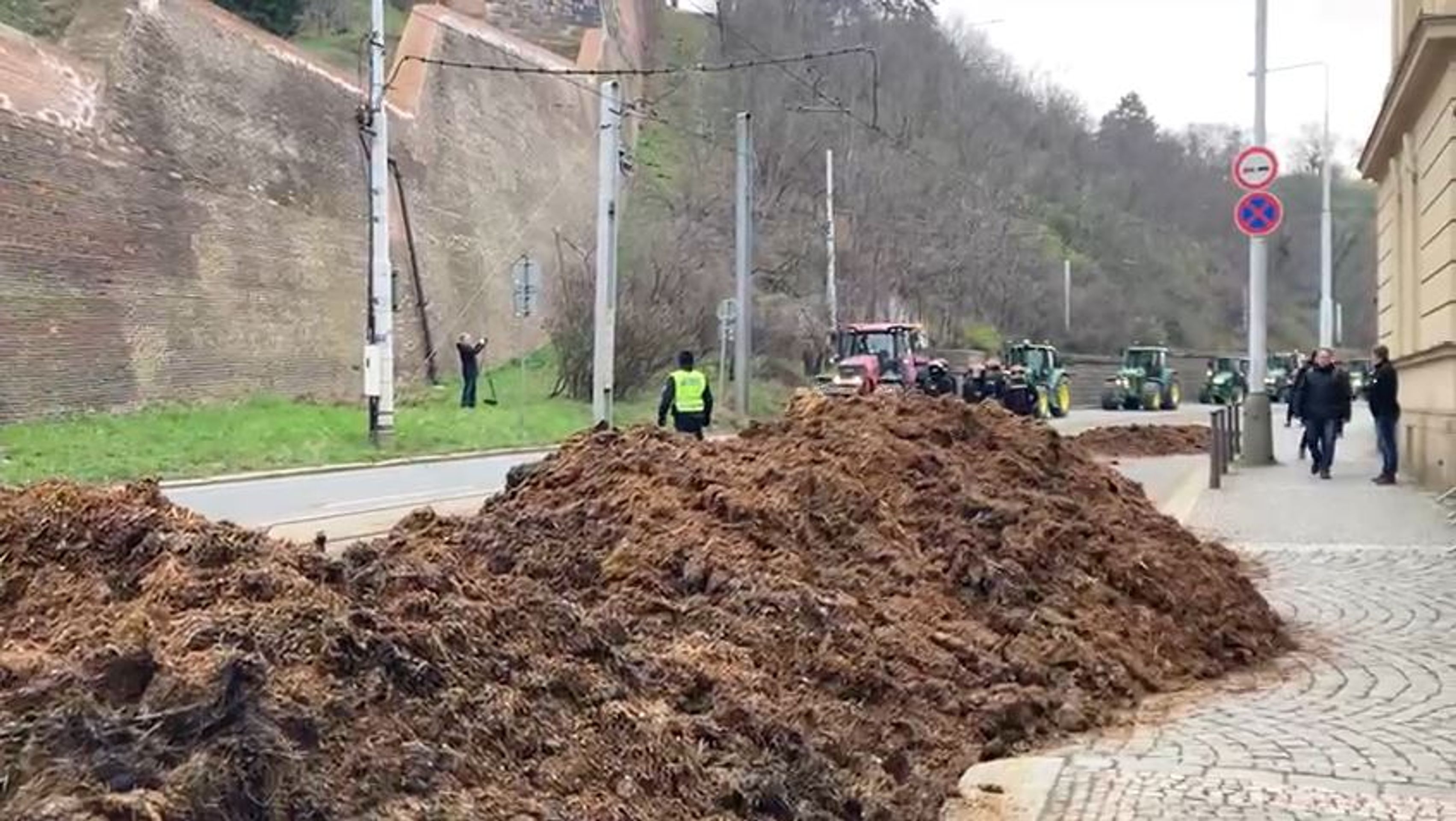 Vysypaný hnůj před Úřadem vlády - Protestující zemědělci v Praze (10/21)