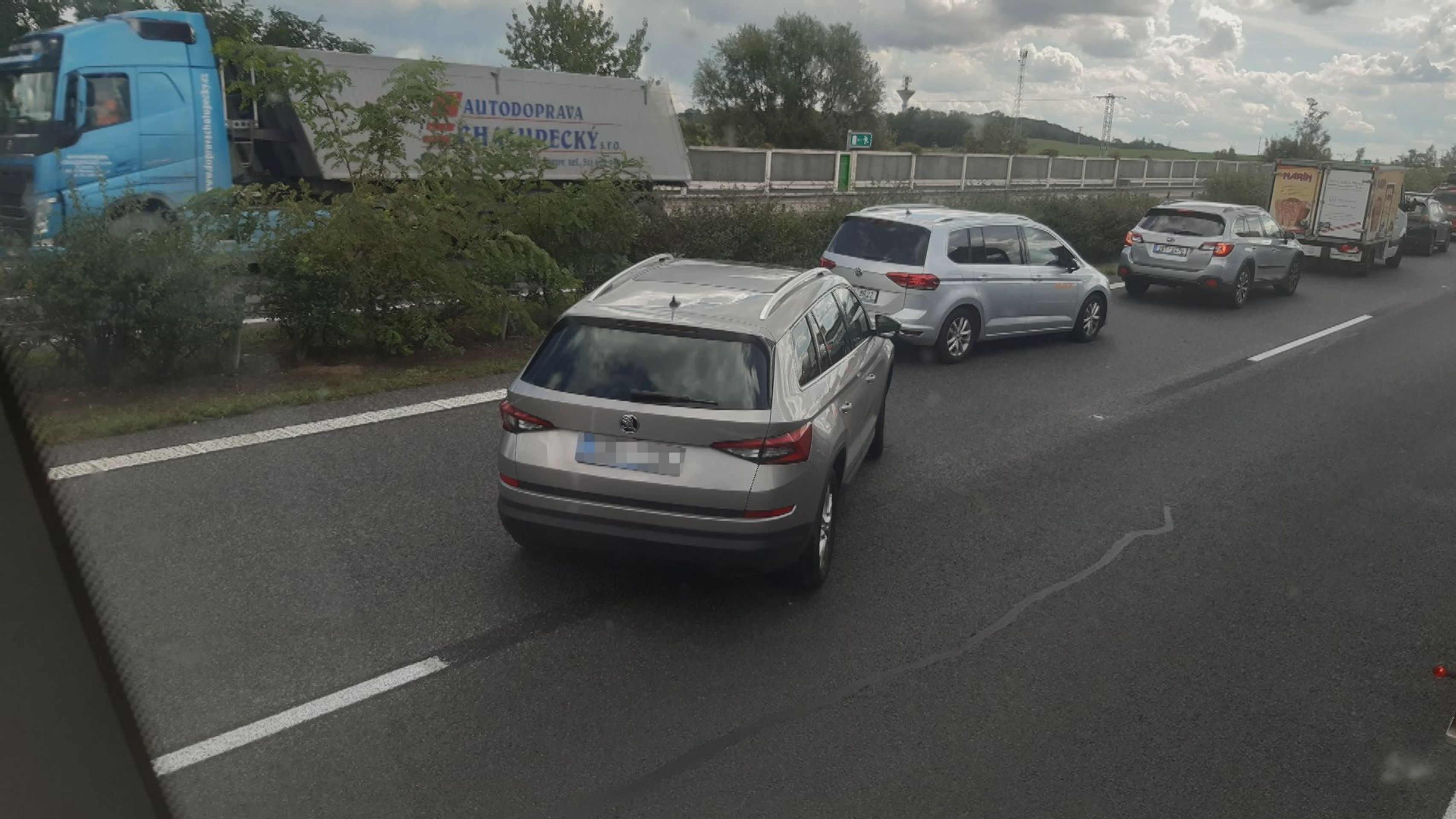 Řidiči na dálnici D8 projíždějí pruhem pro sanitku - 2 - GALERIE: Zneužívání záchranářské uličky (7/8)