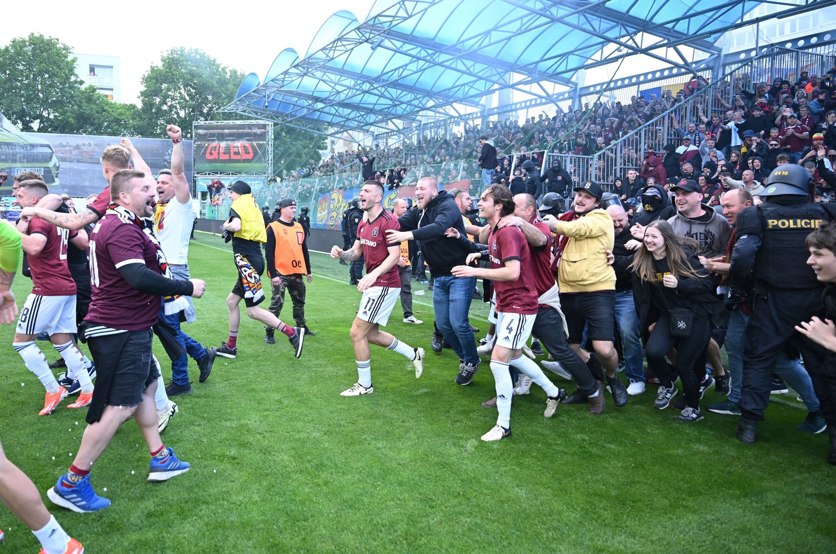 Policejní těžkooděnci zasahovali proti fanouškům Sparty oslavujícím mistrovský titul, 18. 5. 2024 (1) - Zásah policistů proti fanouškům Sparty (4/4)