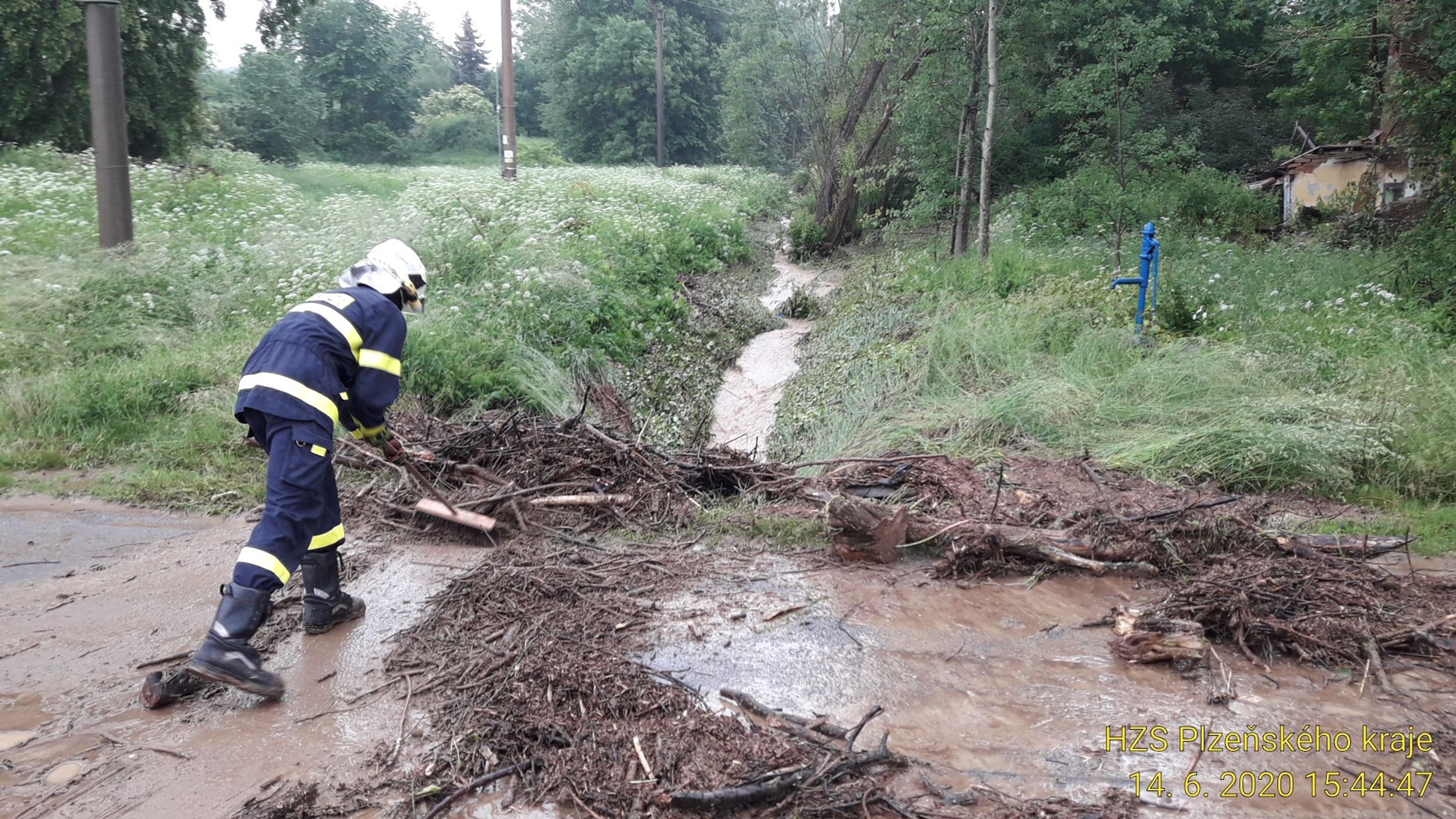 Odstraňování následků bouřek a přívalových dešťů v Plzeňském kraji - 4 - GALERIE: Následky bouřek a bleskových povodní očima hasičů (11/14)