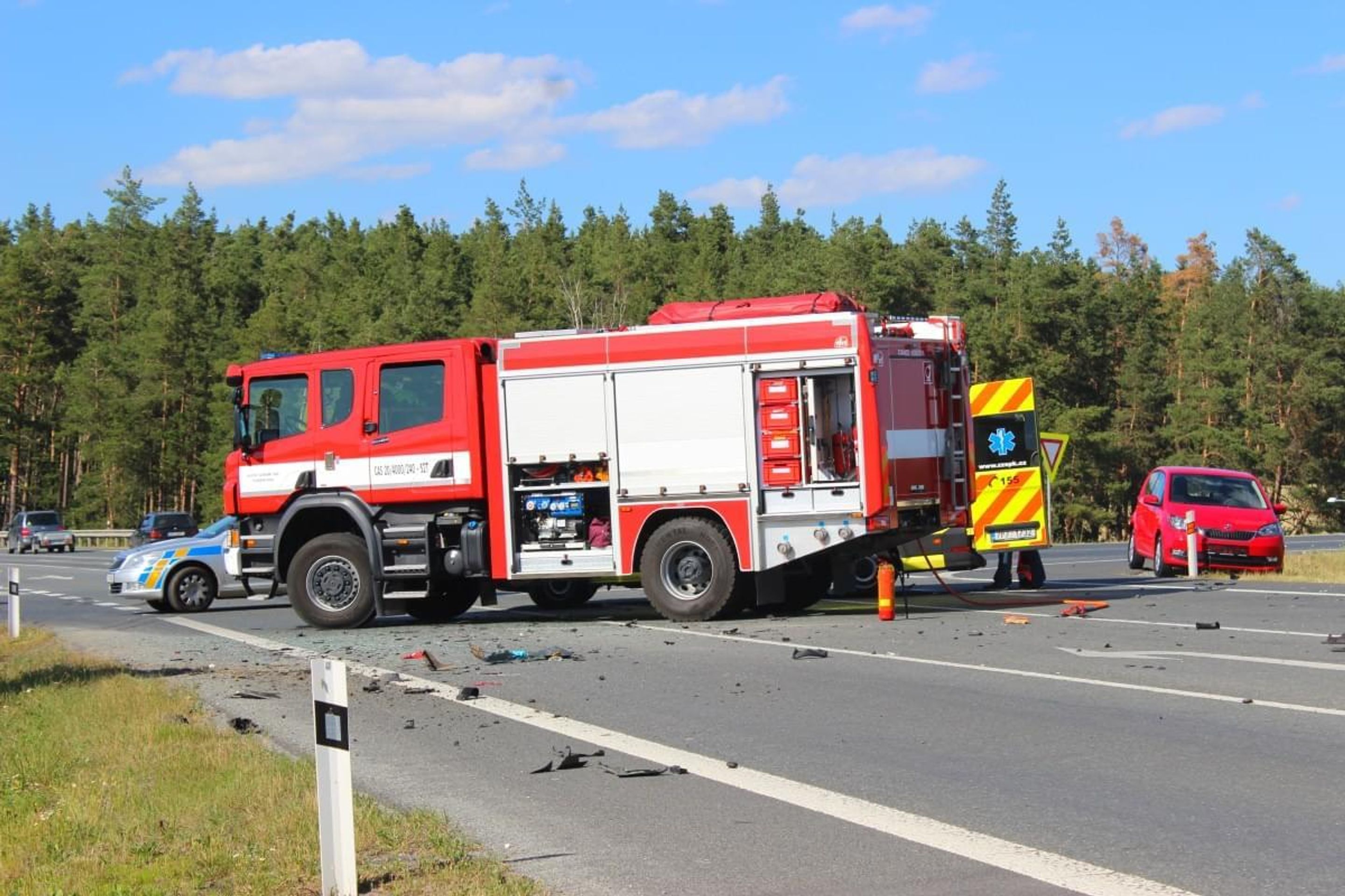 Srážka autobusu s autem na Plzeňsku - 1 - GALERIE: Nehoda autobusu s autem na Plzeňsku (4/12)