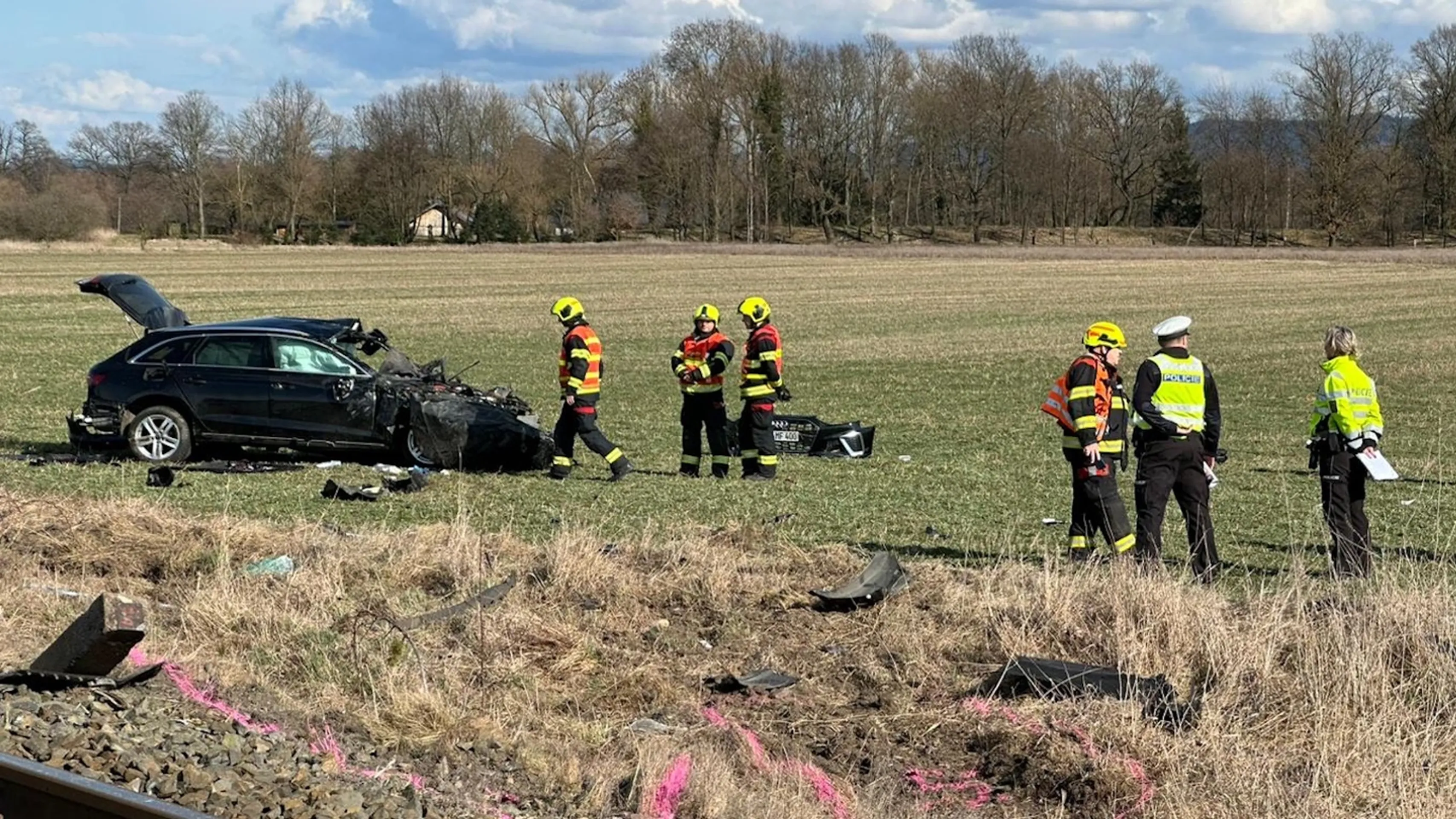 Vlak auto odhodil desítky metrů - Vlak auto odhodil desítky metrů (4/6)