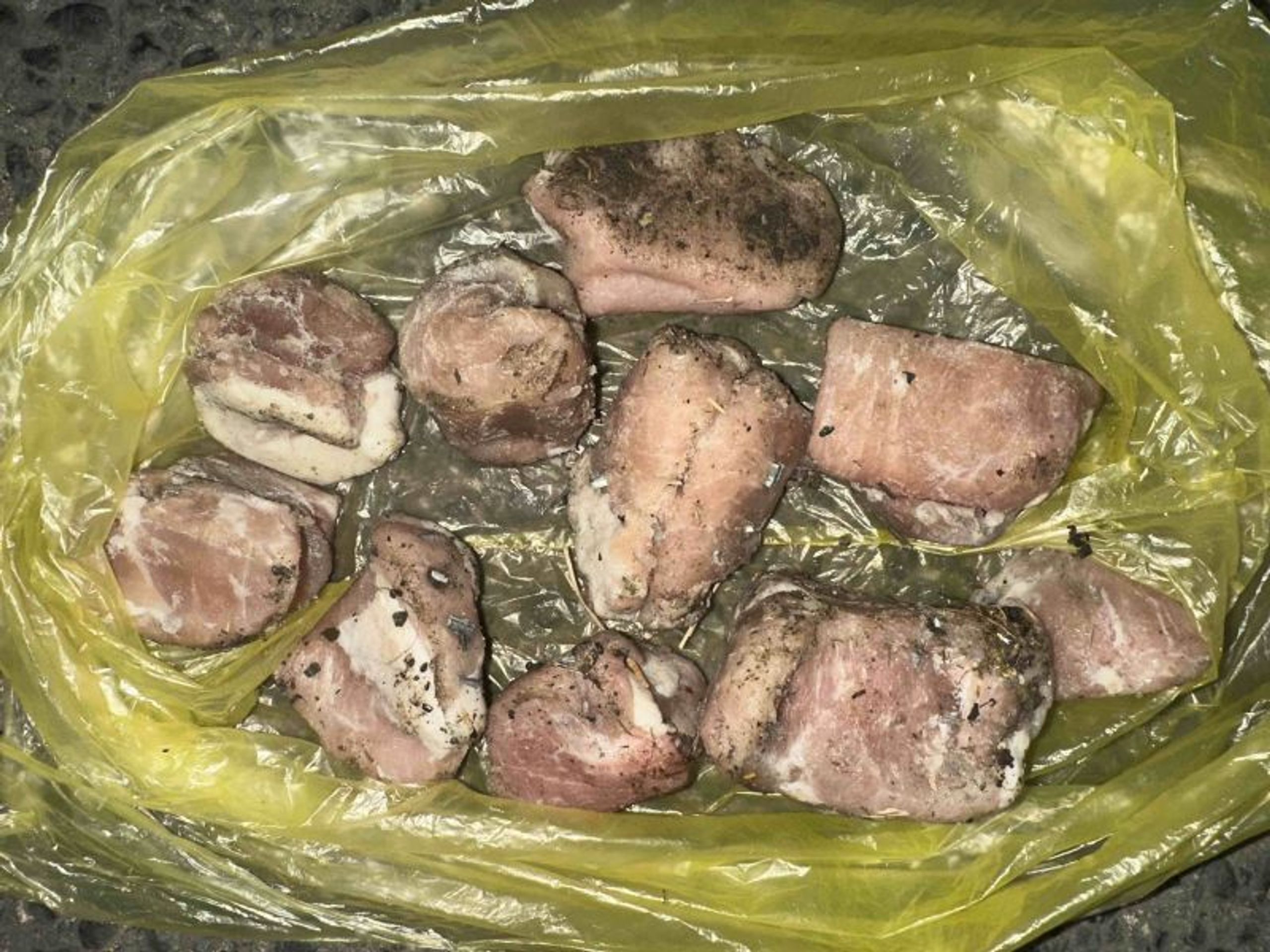 Kusy masa s hřebíky u Libeňského mostu - Kusy masa s hřebíky u Libeňského mostu (3/3)