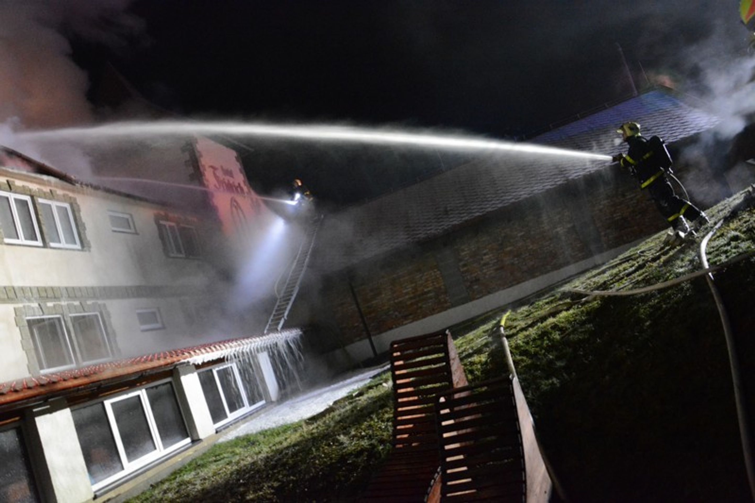 Požár hotelu Fridrich - 8 - GALERIE: Požár hotelu Fridrich v Těrlicku na Karvinsku (27/54)
