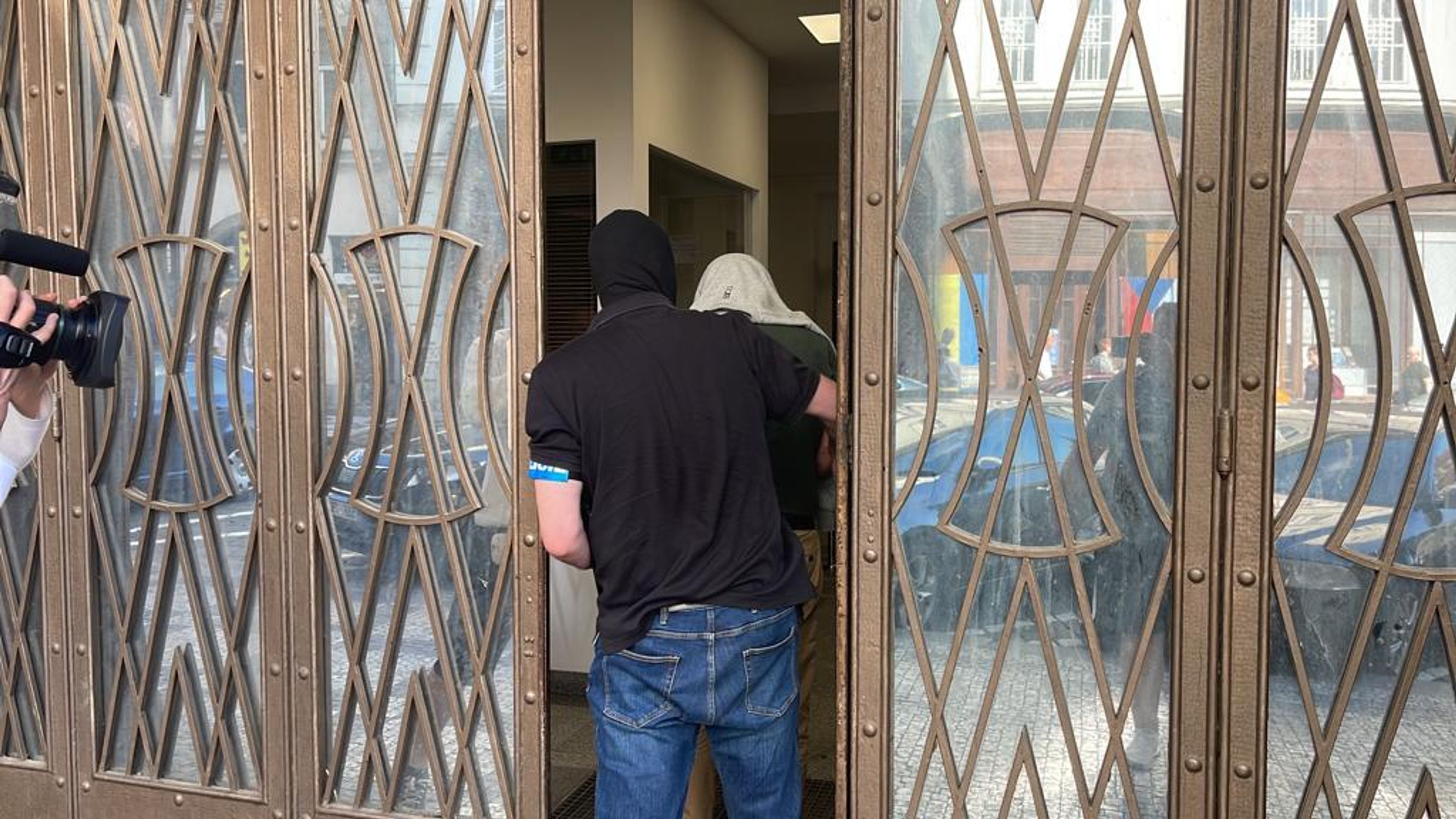 Kriminalisté přivádí zadrženého - Policie přivádí zadrženého (4/4)
