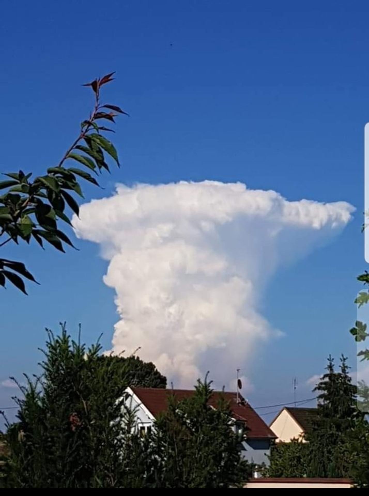 Zvláštně tvarovaný mrak nad Prahou - GALERIE: Zvláštně tvarovaný mrak nad Prahou (6/13)