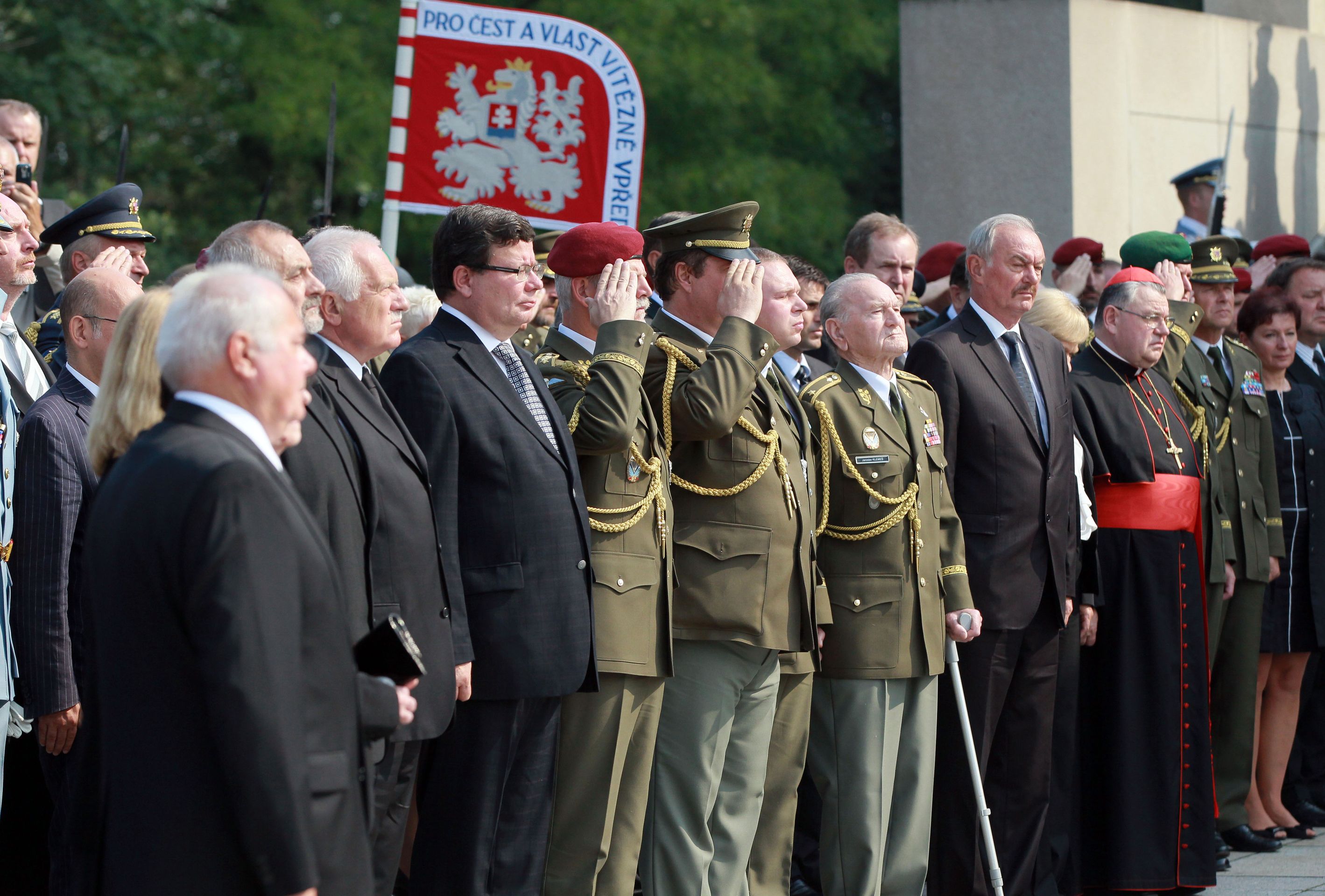 odevzdání poslední pocty před památníkem Vítkov - S válečným veteránem Sedláčkem se loučí Vondra i Klaus (7/7)