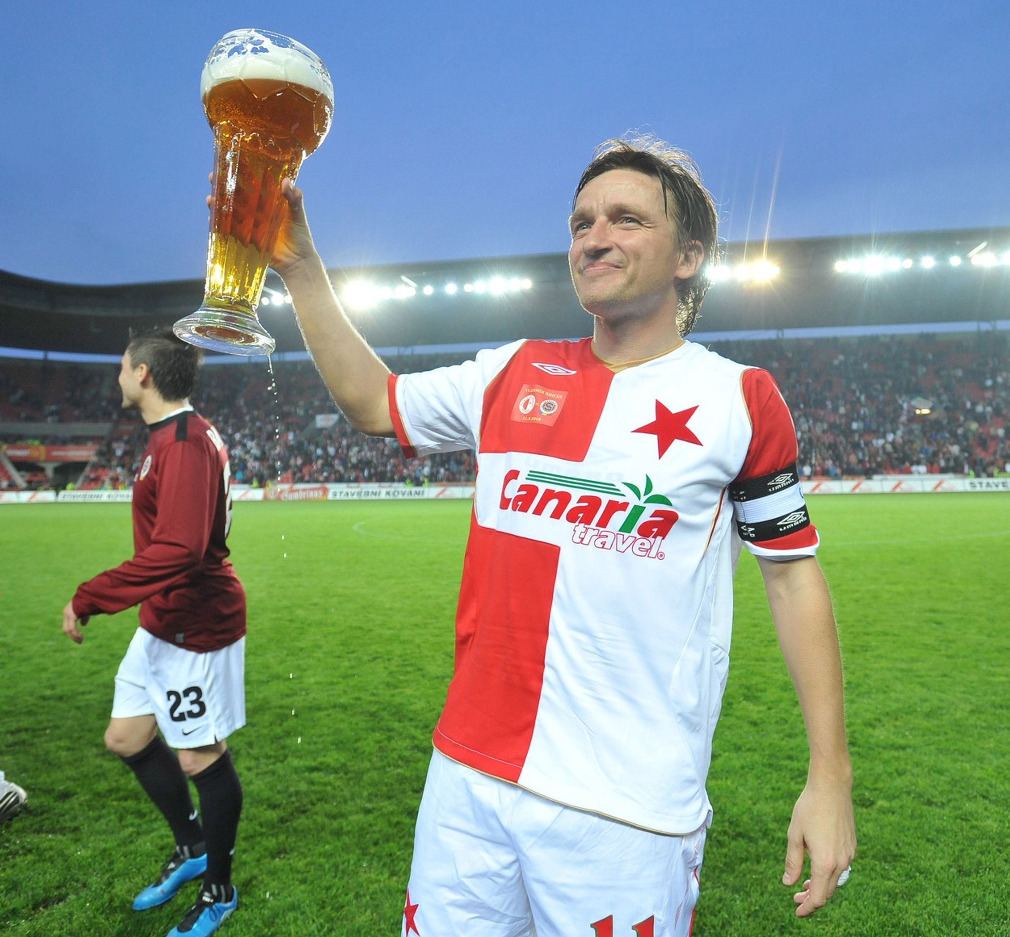Vladimír Šmicer během své rozlučky v roce 2010 - Legenda Šmicer hrála v dresu Sparty. "Je mi z vás zle!" brání se útokům (3/3)
