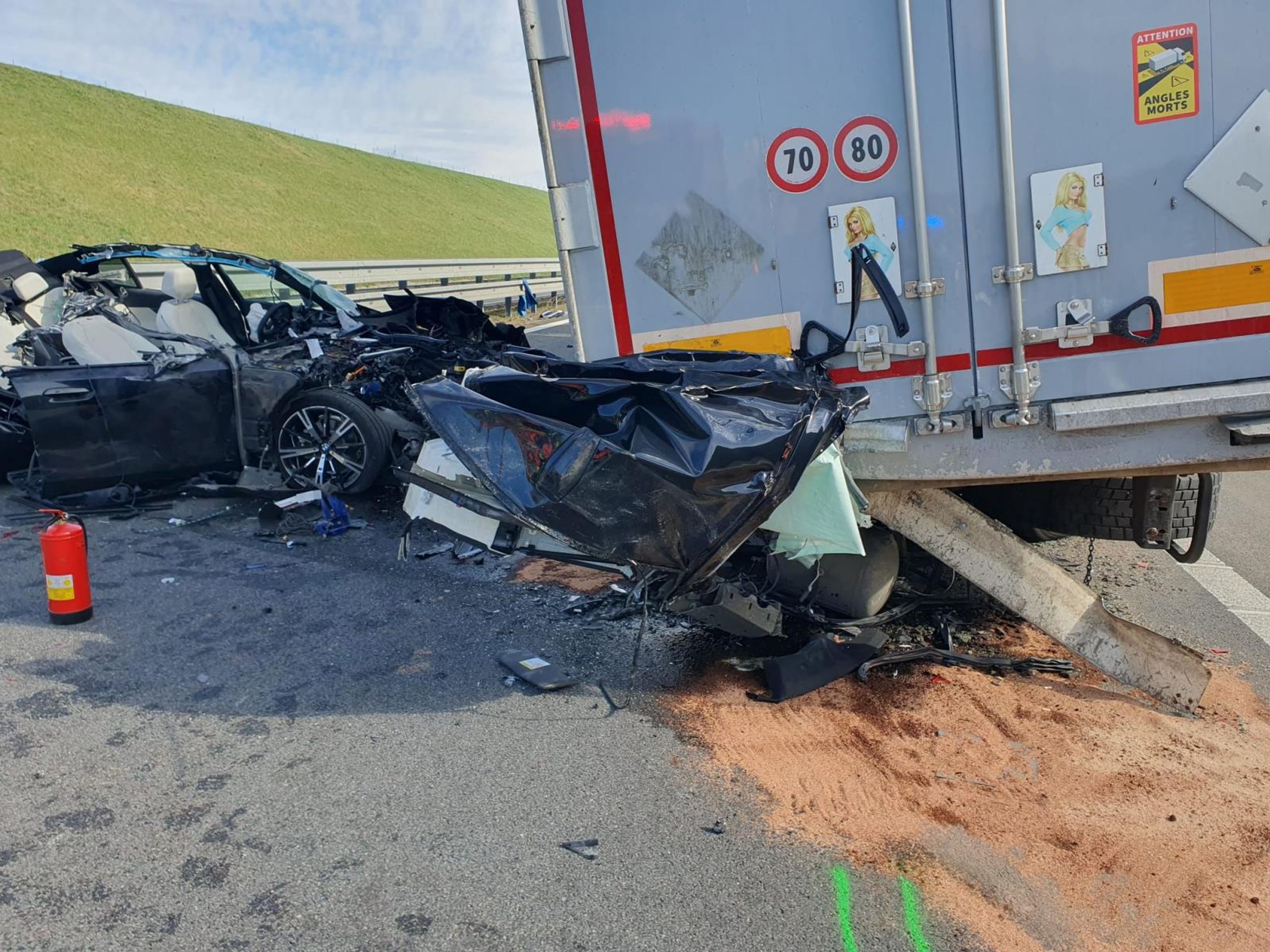 Auto na dálnici D3 narazilo do stojící kolony kamionů - Auto na dálnici D3 narazilo do stojící kolony kamionů (1/4)