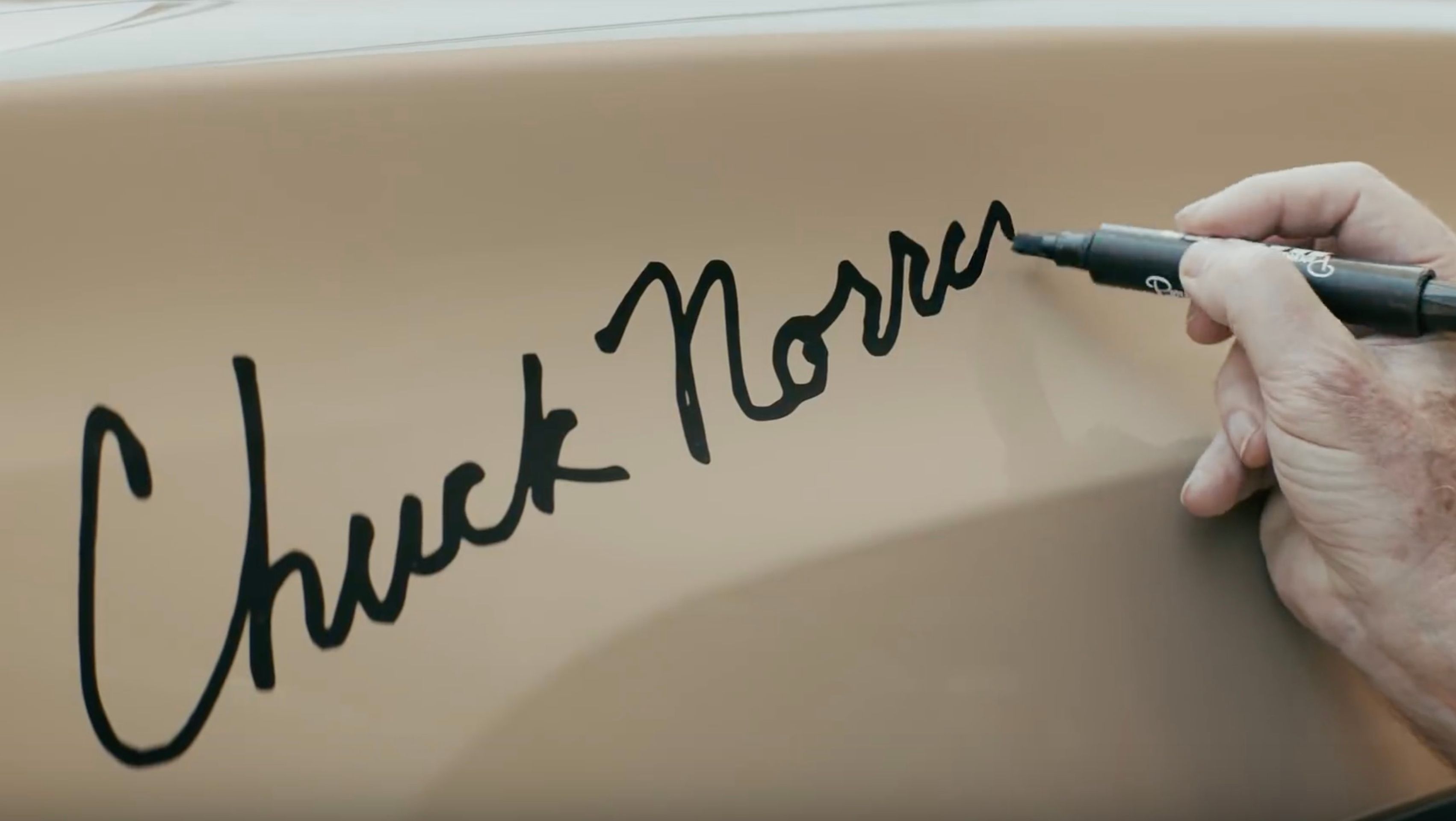 Chuck Norris v reklamě na toyotu - 11 - Fotogalerie: Chuck Norris v reklamě Toyoty (3/6)
