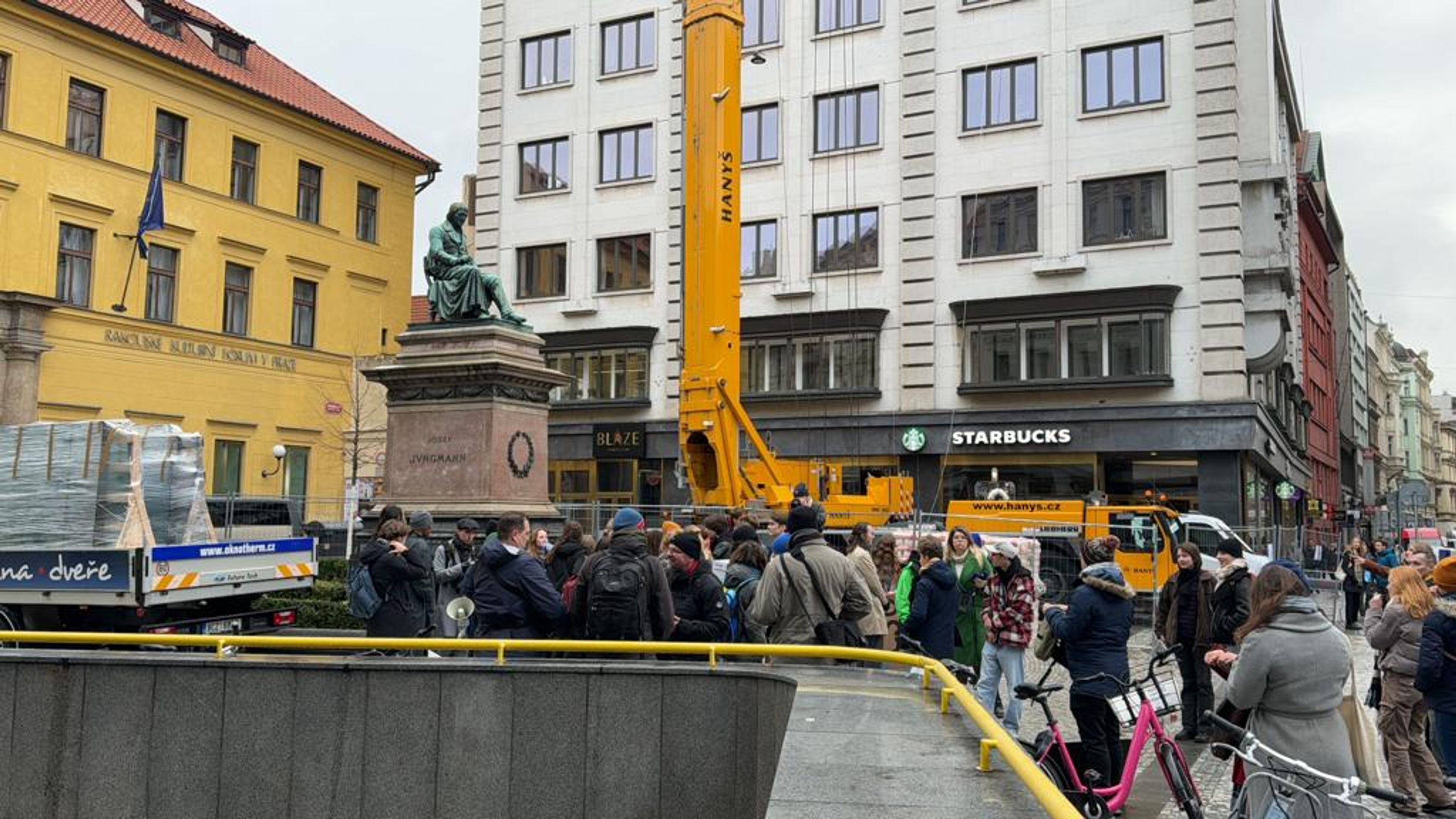 Protestní setkání odborářů na Jungmanově náměstí (3) - Stávka a protivládní protesty (20/23)