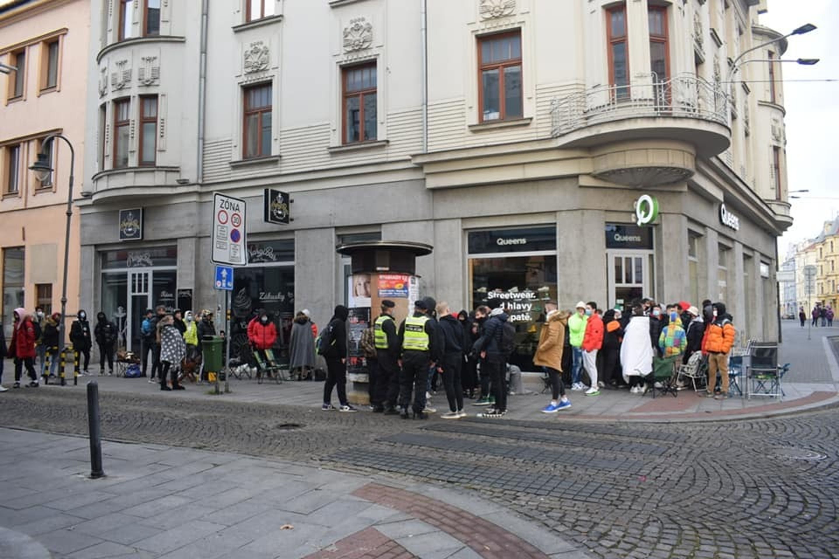 Fronta v Ostravě - 1 - GALERIE: Lidé vyrazili na předvánoční nákupy. Tvořily se dlouhé fronty (21/23)