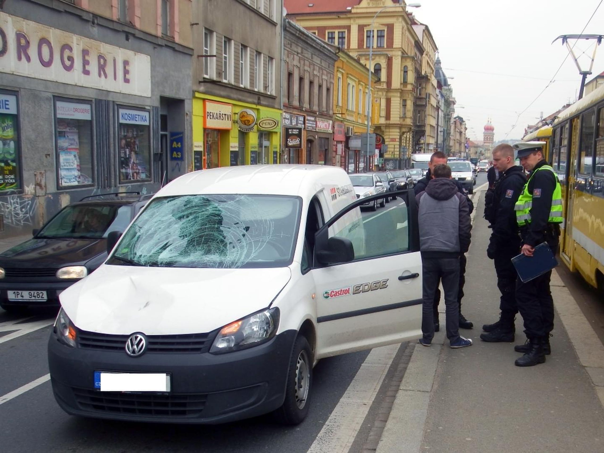 Muže srazilo auto, když dobíhal tramvaj - 4 - GALERIE: Muže srazilo auto, když dobíhal tramvaj (4/9)