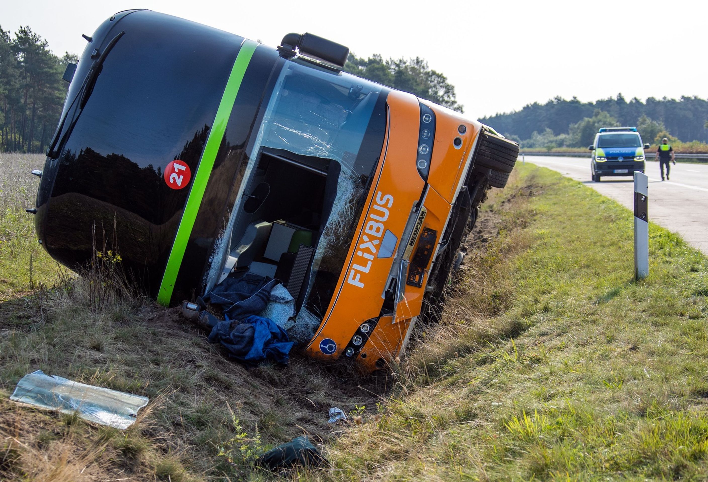 Nehoda Flixbusu na cestě z Prahy do Hamburku - 3 - GALERIE: Nehoda Flixbusu na cestě z Prahy do Hamburku (1/3)